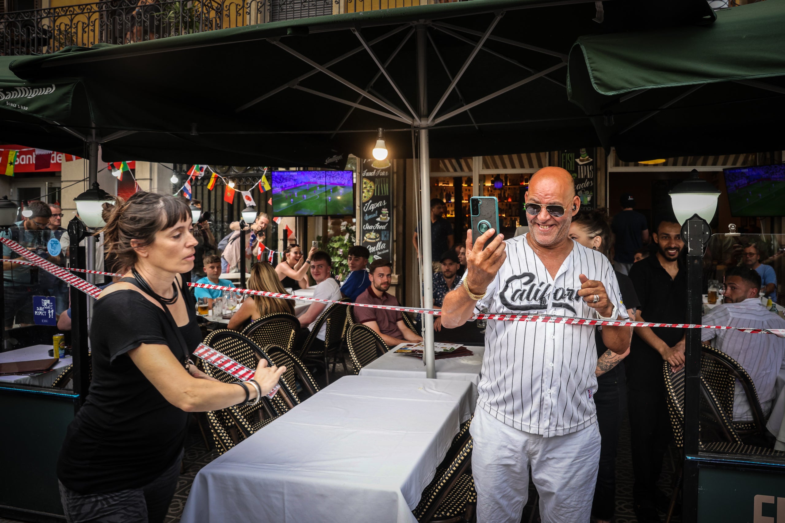 Un turista fa fotos i es diverteix amb la protesta del cap de setmana | Jordi Borràs (ACN)