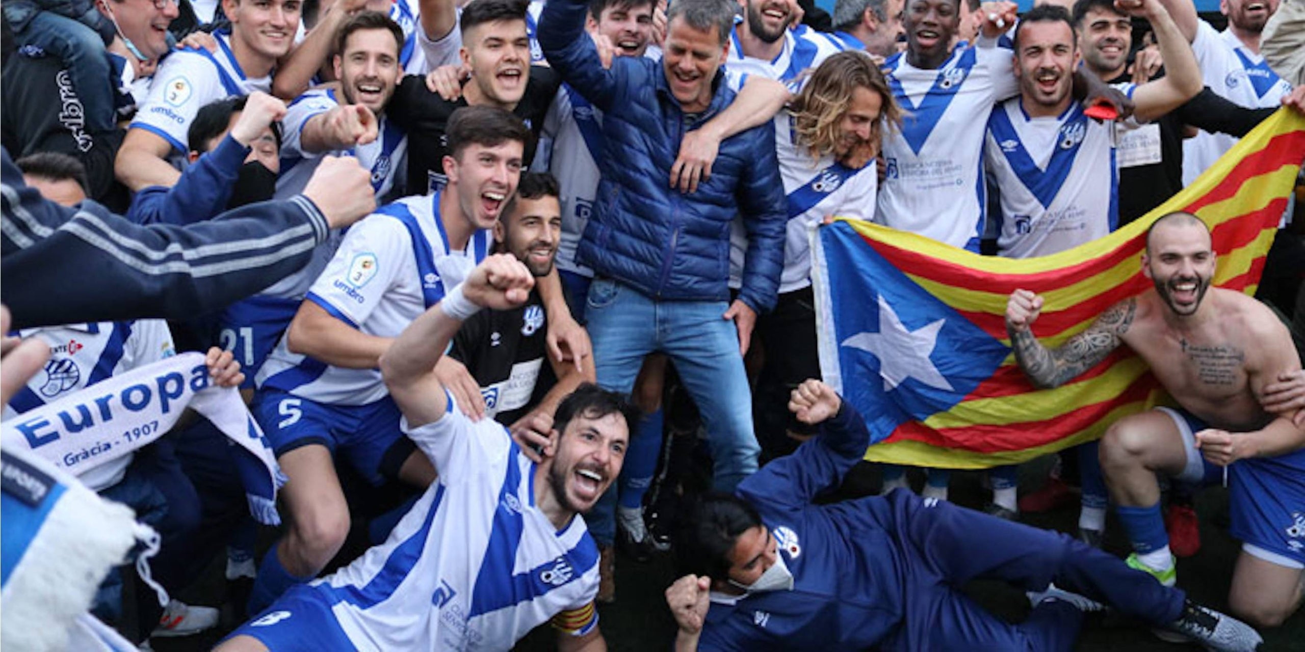L'Europa, celebrant un ascens amb una estelada | CE Europa