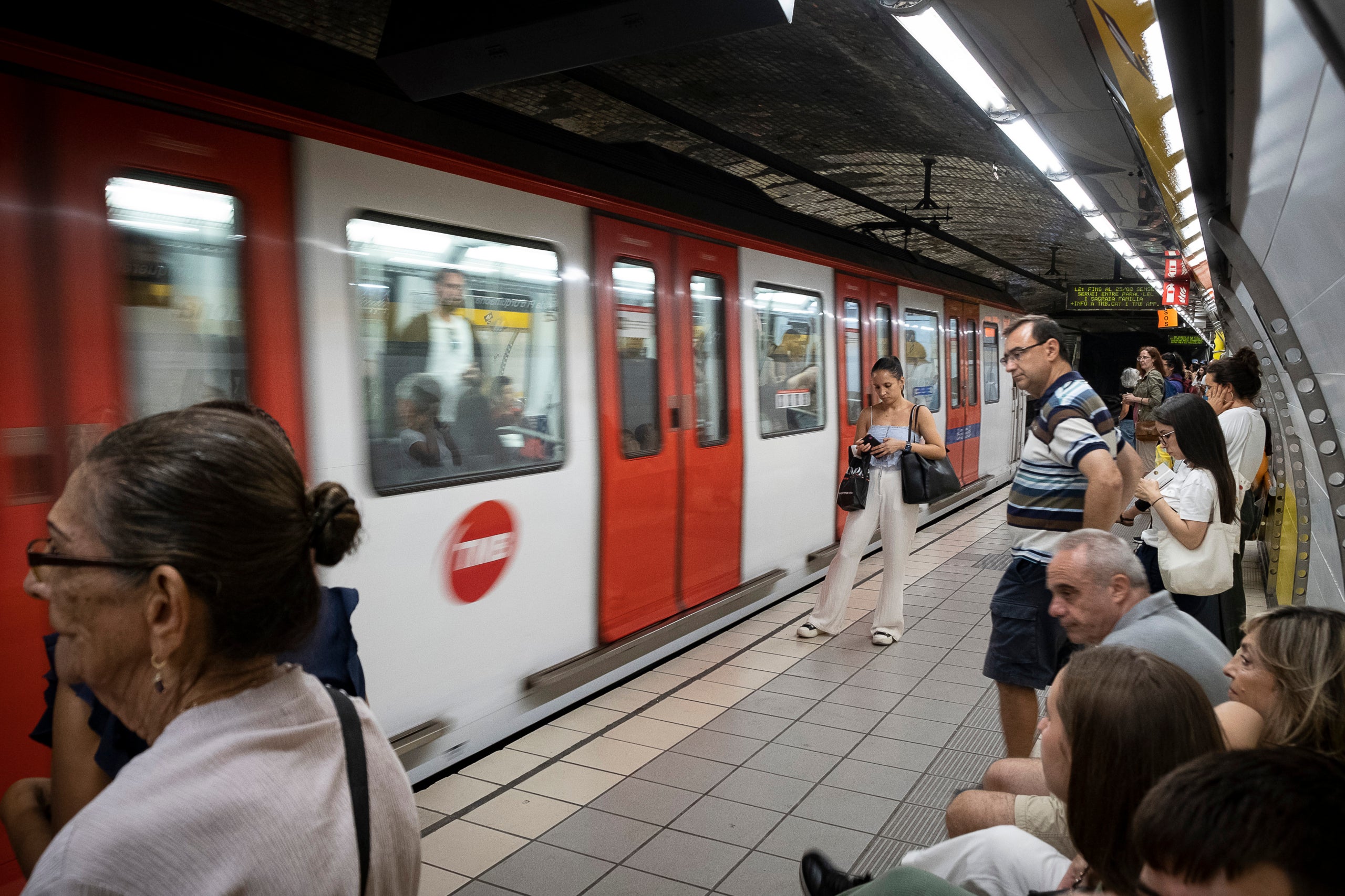 Viatgers a l'L4 del metro | Jordi Play