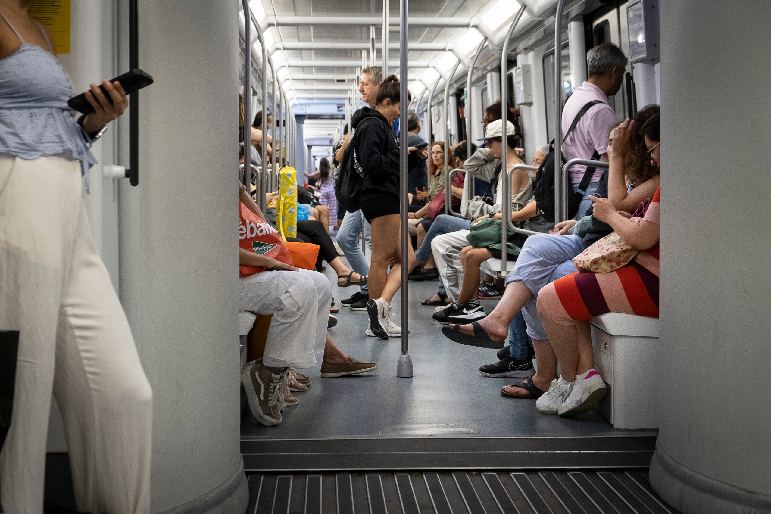 Transporte público. Usuarios de TMB en un vagón de metro.
05.07.2024, Barcelona
foto: Jordi Play