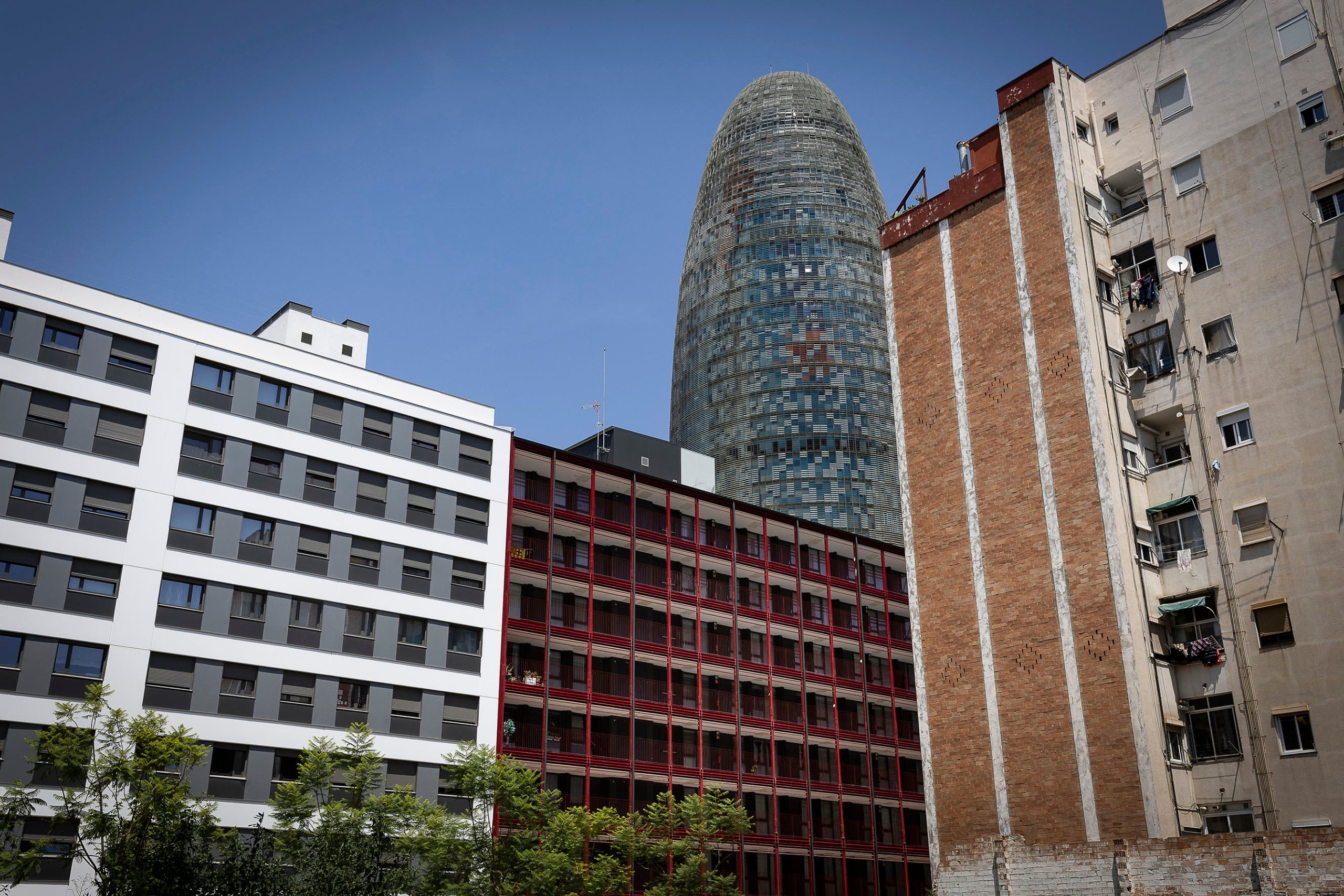 Habitatge a Barcelona, amb la Torre Glòries al fons / Jordi Play