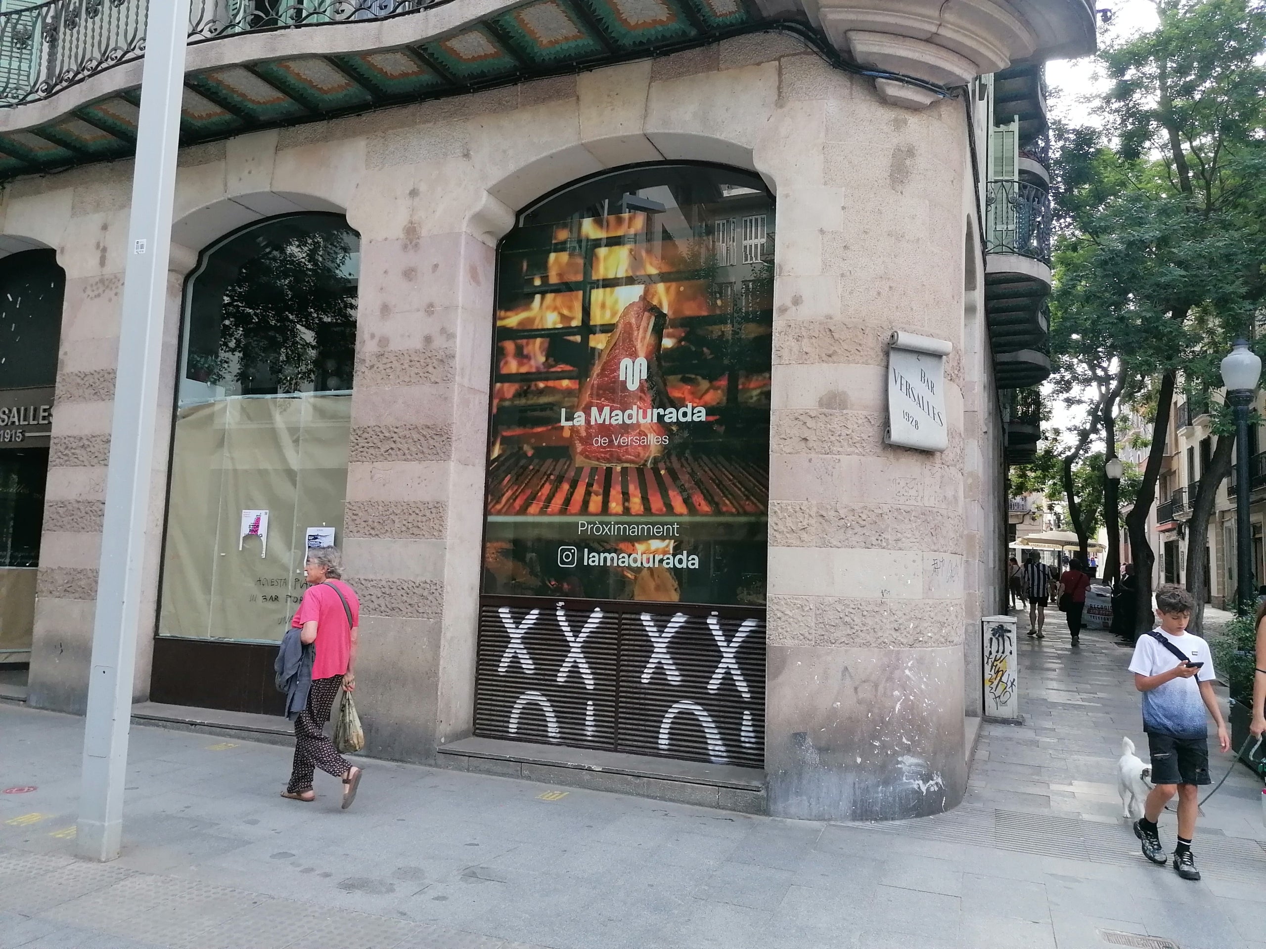 Un vinil anuncia l'arribada de la Madurada de Versalles / Gabriel González