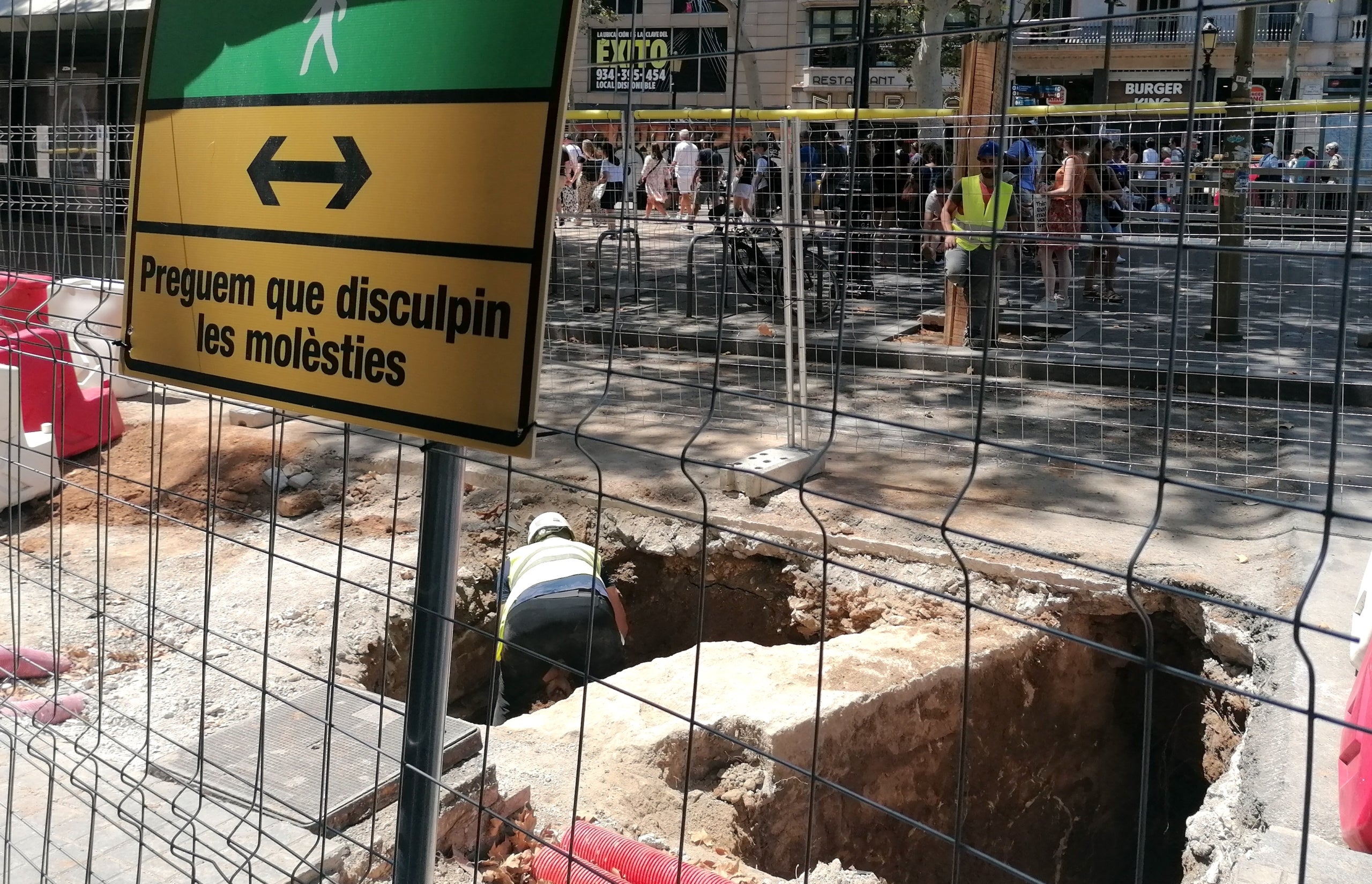 Un home treballen en unes restes de l'inici de la Rambla | Gabriel González