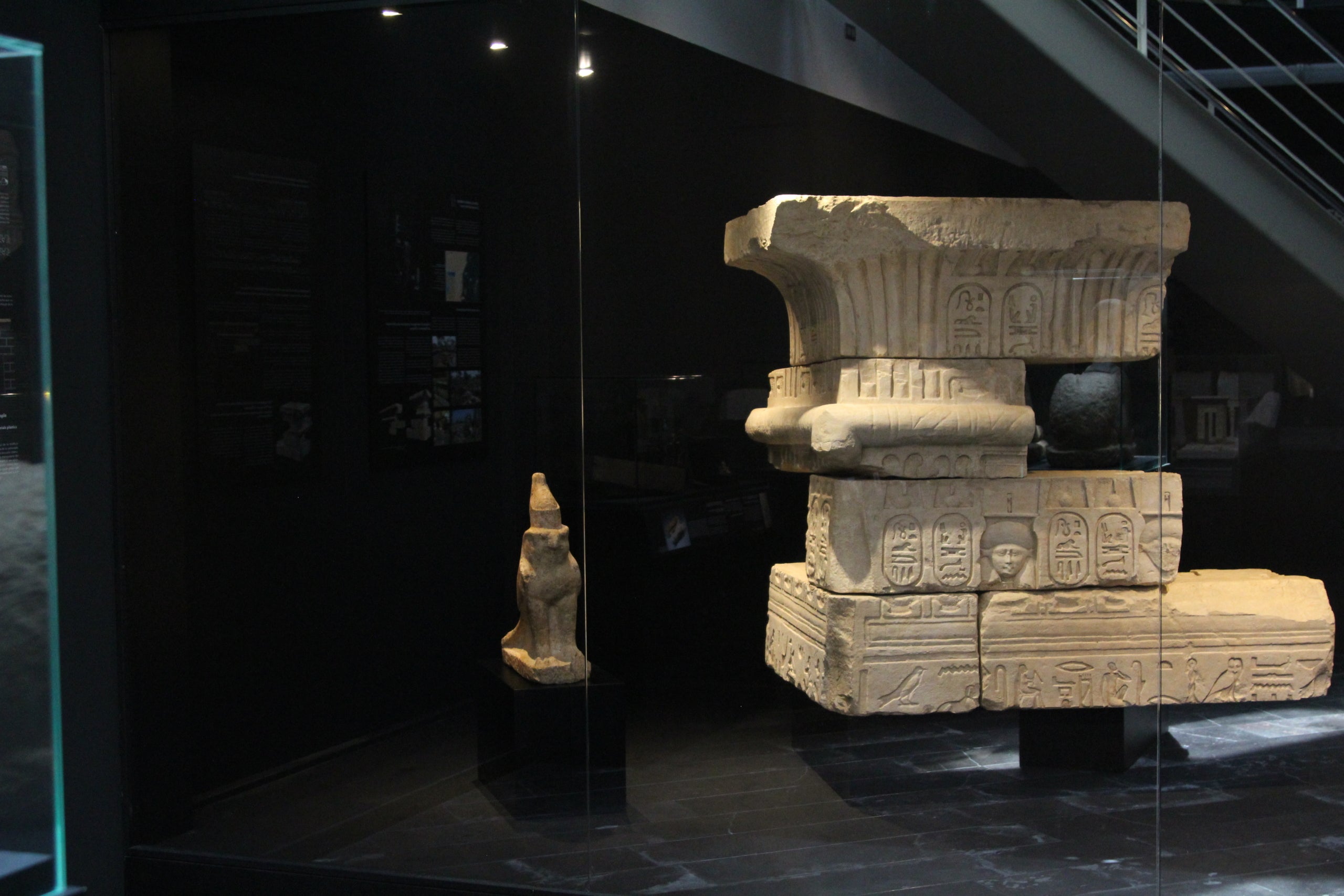 Algunos de los bloques de piedra inmensos provenientes de un antiguo templo erigido bajo el reinado de Ptolomeo I localizados por los investiagdors del Museo Egipcio de Barcelona a Sharuna / A.R.