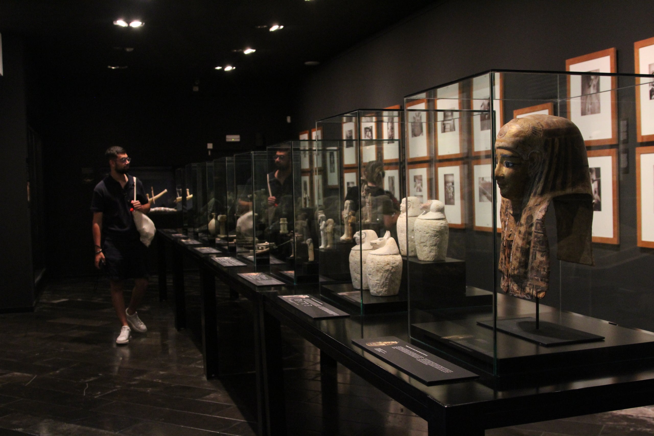 Un grupo de turistas visitan una exposición temporal al Museo Egipcio de Barcelona / A.R.