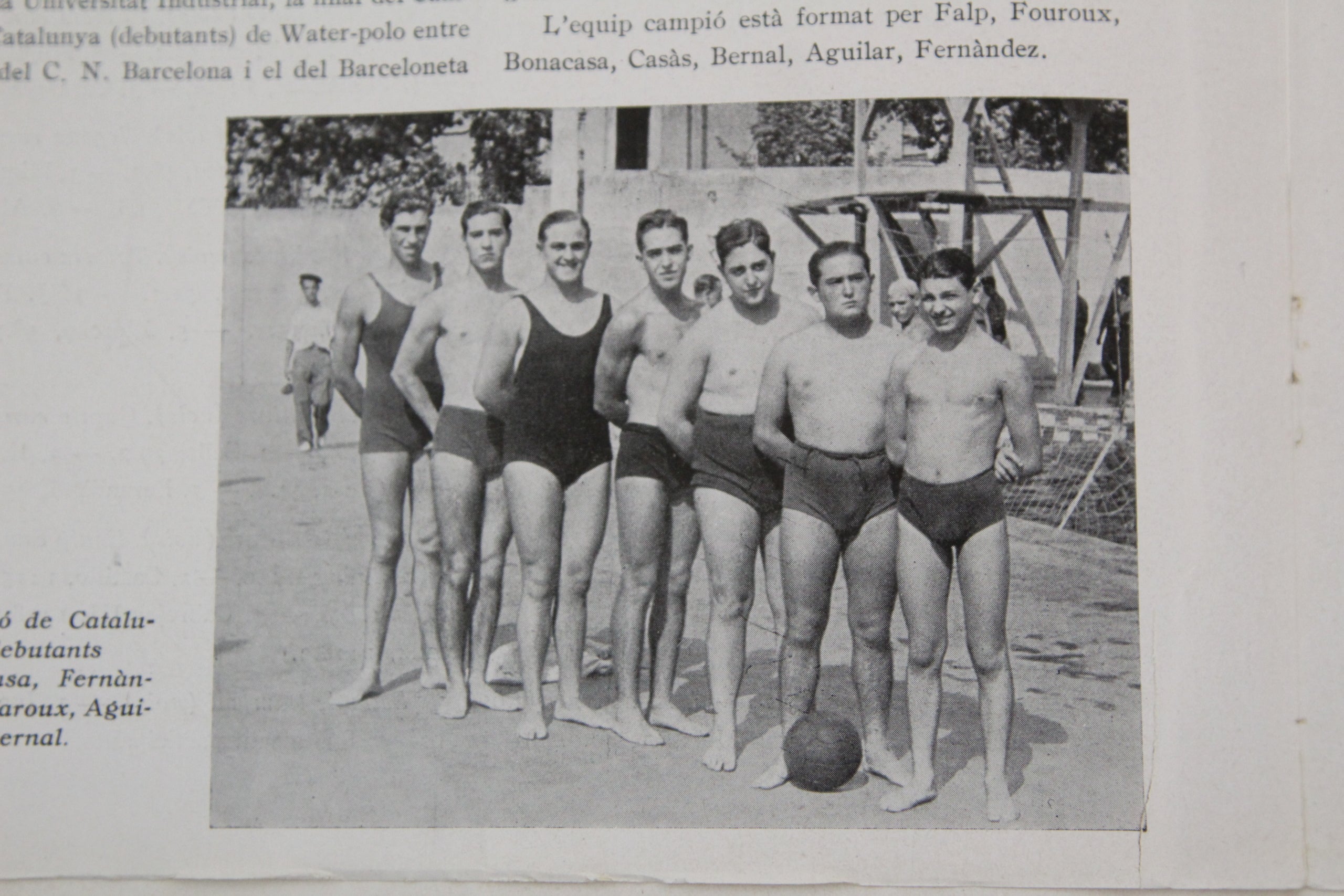 Primera fotografiada localitzada on apareix Carles Bonacasa Aliaga, el segon començant per l'esquerra, després de guanyar el campionat de Catalunya de waterpolo en la categoria de debutants / Arxiu del CN Barcelona
