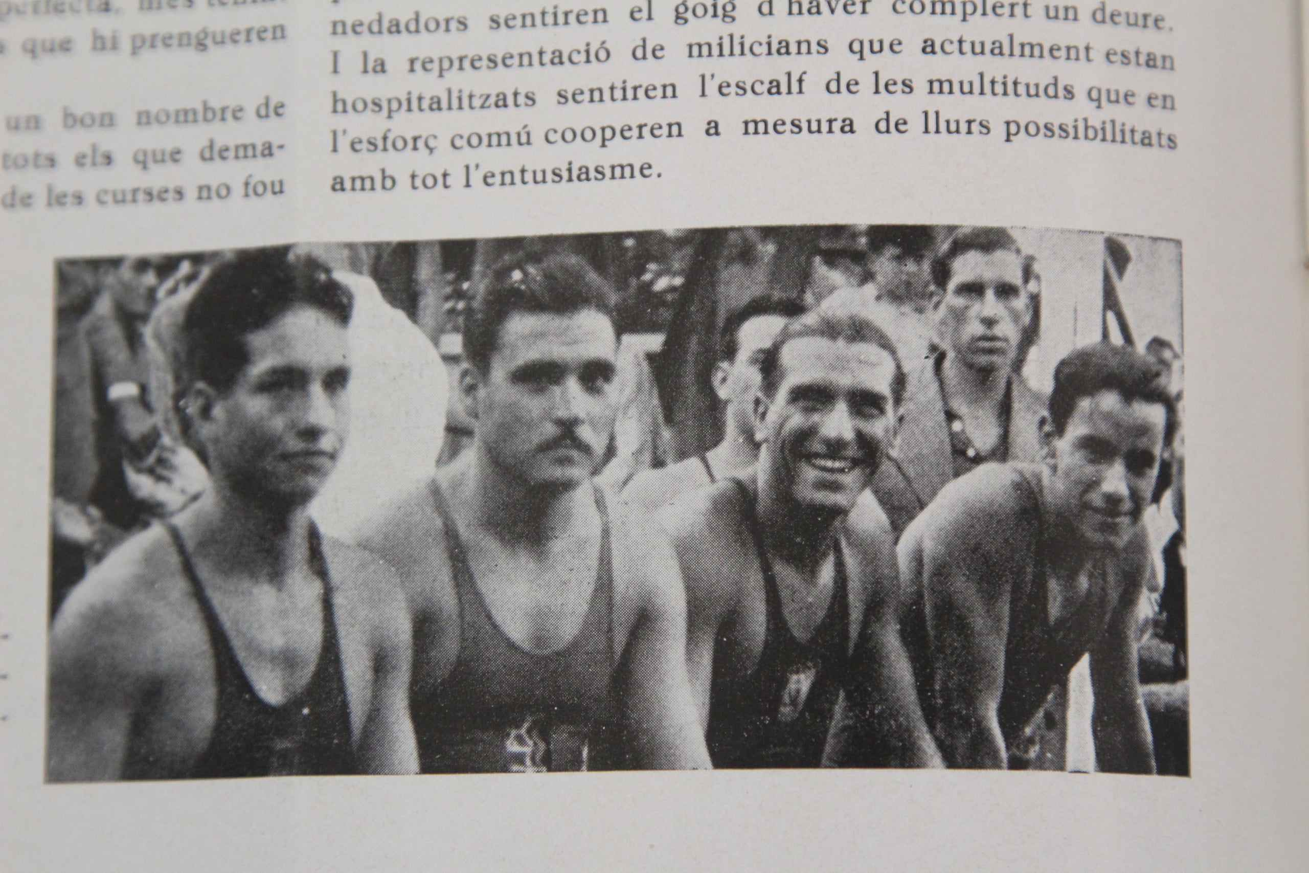 Carles Bonacasa Aliaga, el segon a la dreta de la imatge, fotografiat després de participar en un festival benèfic l'agost del 1936 / Arxiu del CN Barcelona