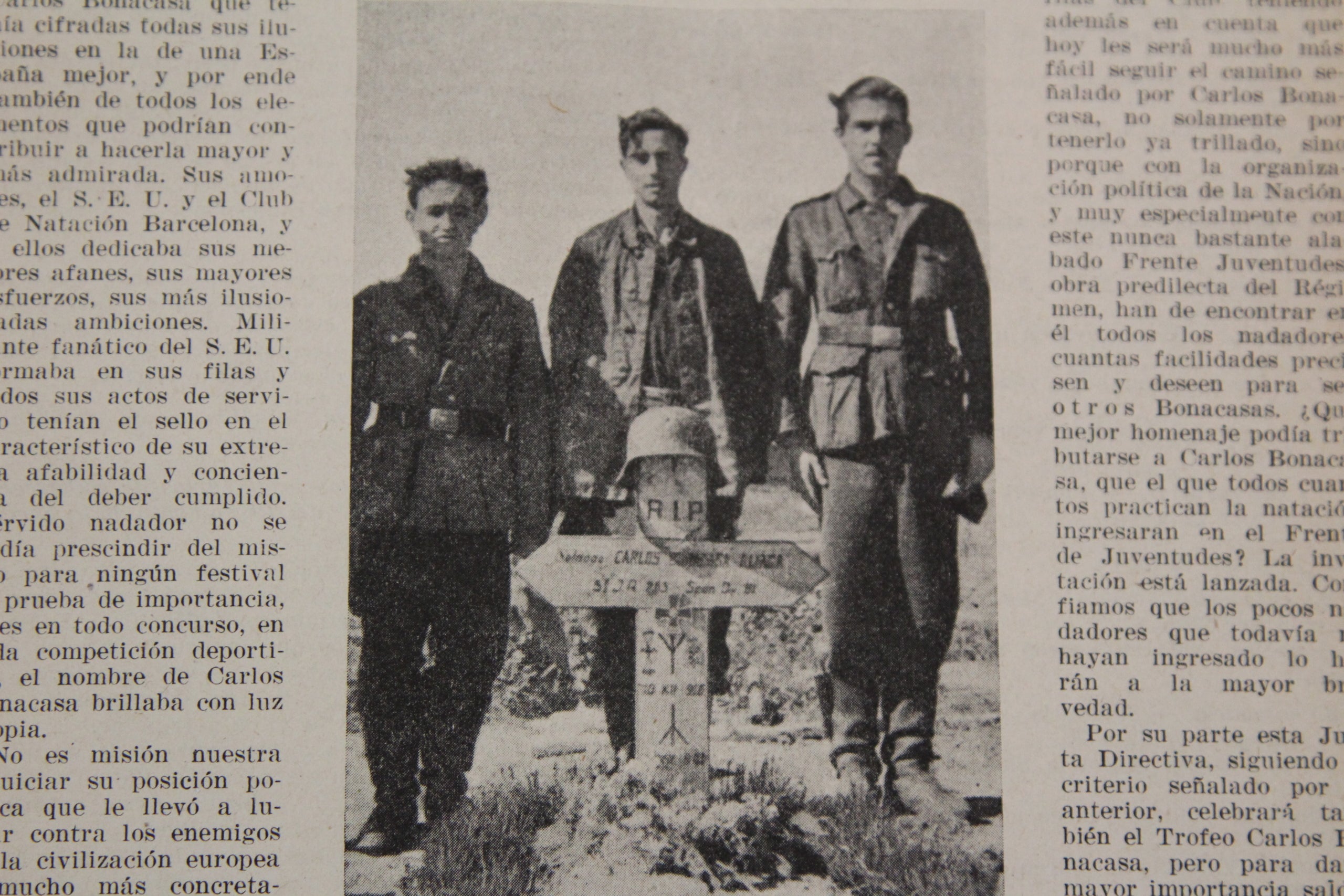 Fotografia de la tomba de Carles Bonacasa Aliaga a l'illa russa de Chutyni publicada en el butlletí del mes de juny del 1943 / Arxiu del CN Barcelona