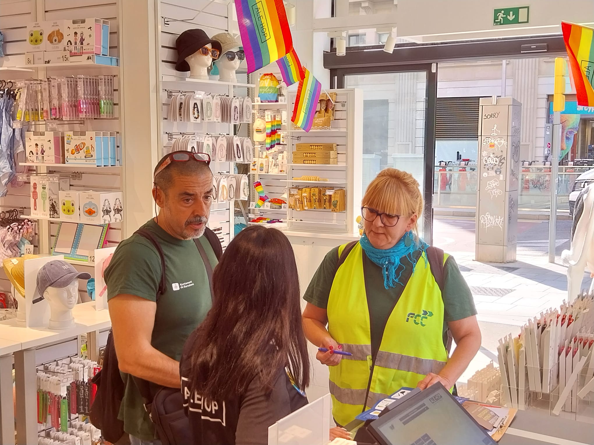 Informadors de la campanya municipal de recollida de residus, a l'interior d'un comerç al barri de Sant Pere, Santa Caterina i la Ribera / Ajuntament de Barcelona 