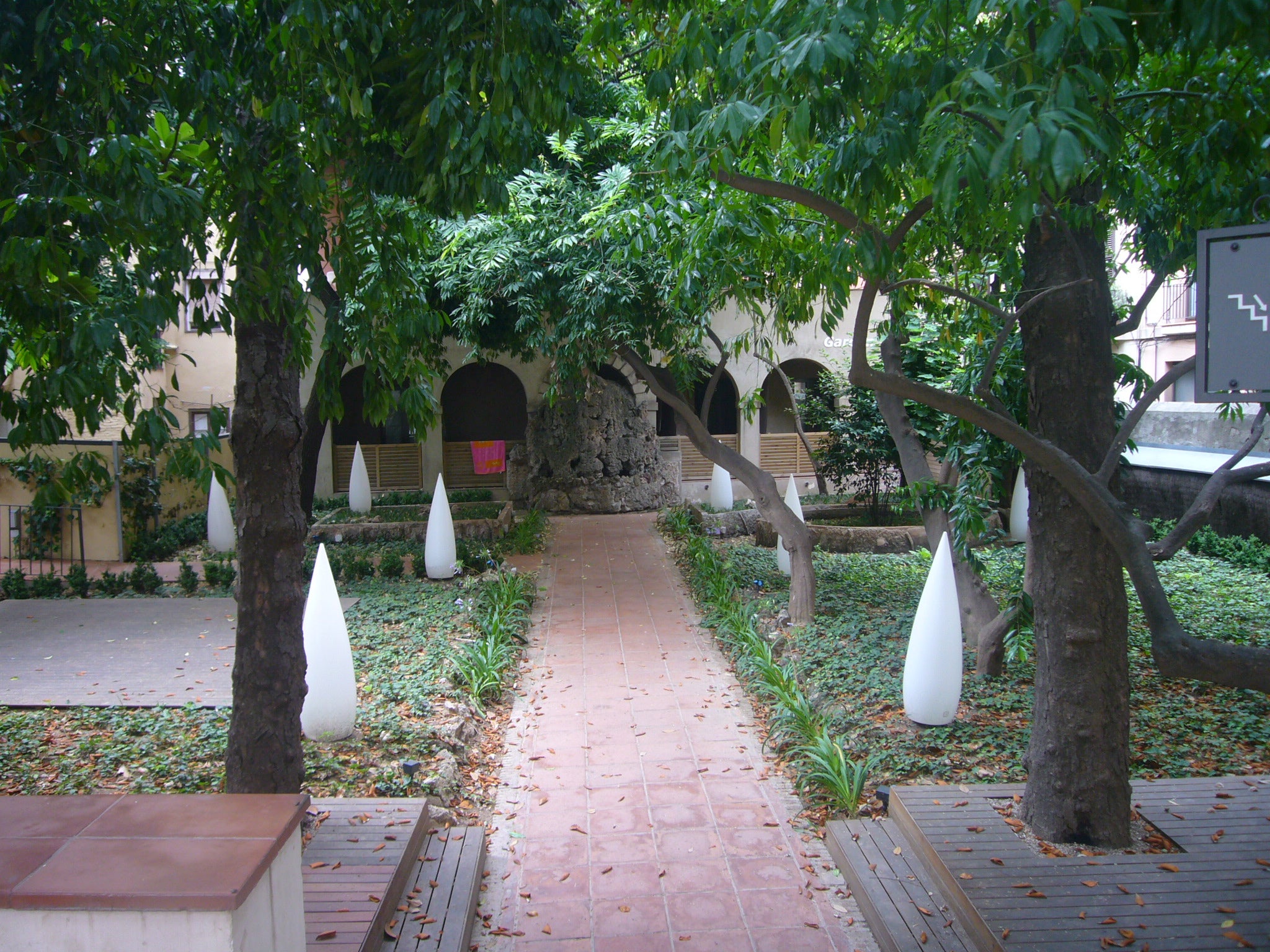Jordiferrer - Treball propi
Casa de Puig (actualment Hotel Petit Palace Opera Garden) al carrer Boqueria 10, amb el 'Jardí de la Casa Ignacio de Puig' a l'interior | Wikimedia/Jordiferrer/CC BY-SA 3.0