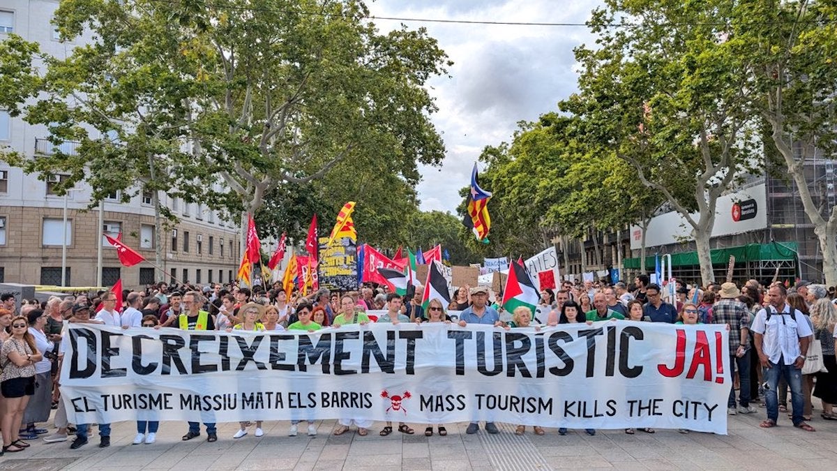 Imatge de la manifestació contra el turisme massiu, a Barcelona / CUP Barcelona
