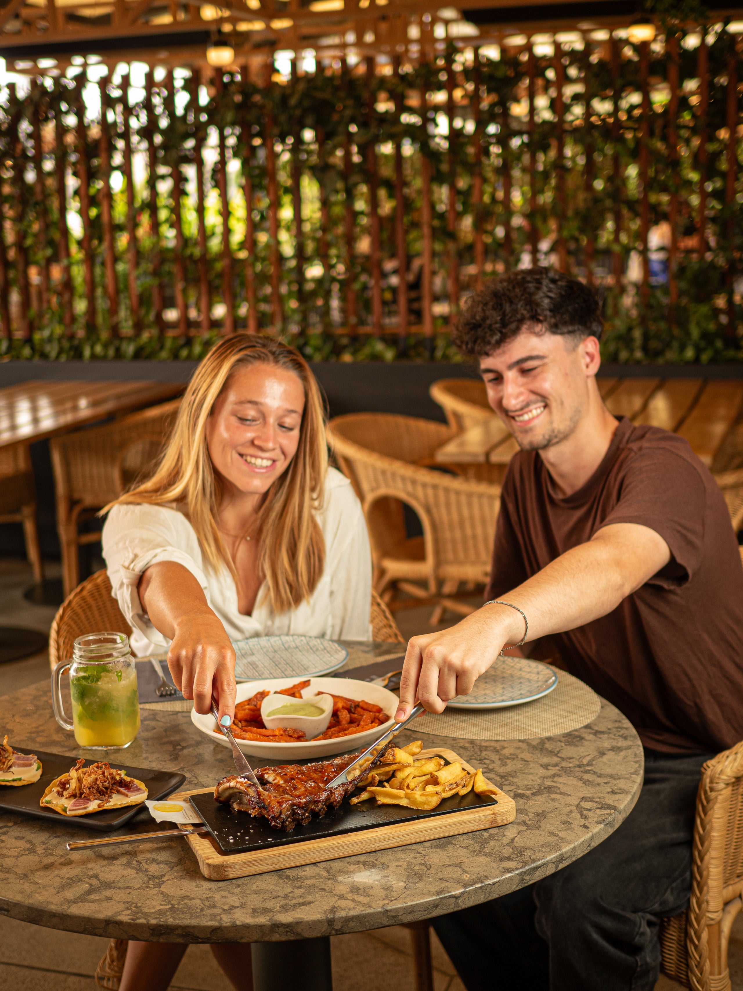 Una parella gaudint d'una terrassa al centre comercial Westfield La Maquinista, l'oasi de Barcelona aquest estiu