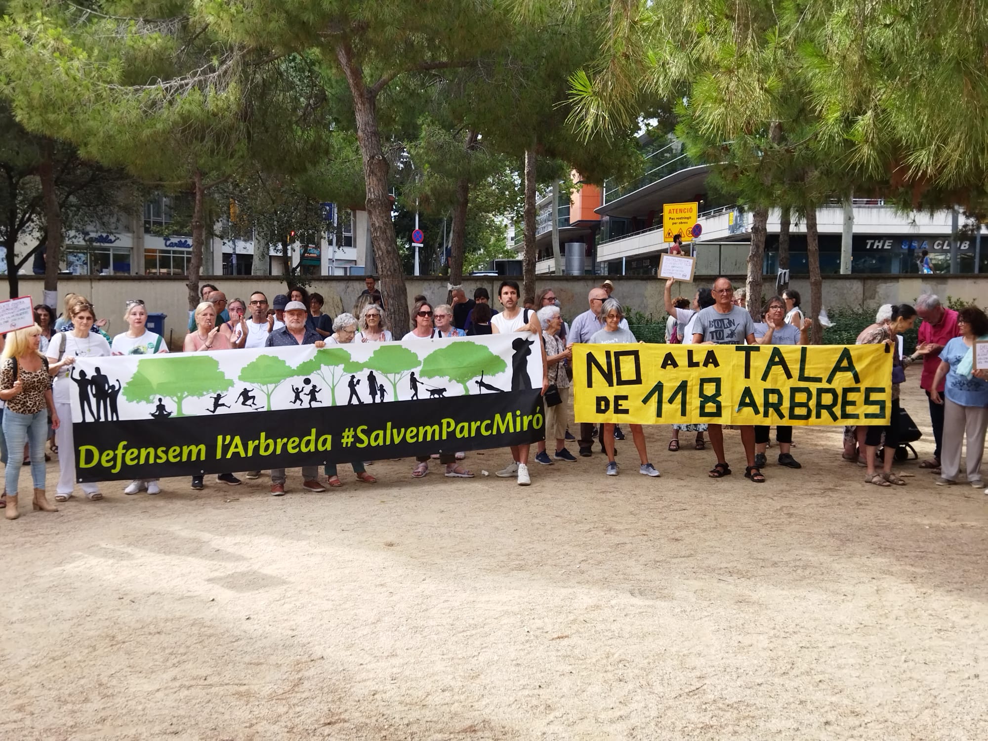 Veïns del parc de Joan Miró protesten contra la tala de 118 arbres per les obres de l'L8 / Jordi Subirana 