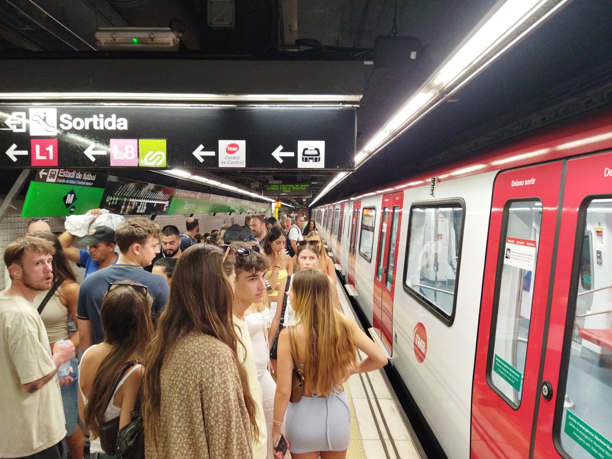 Imatge de passatgers el metro de l'L3 / Arxiu