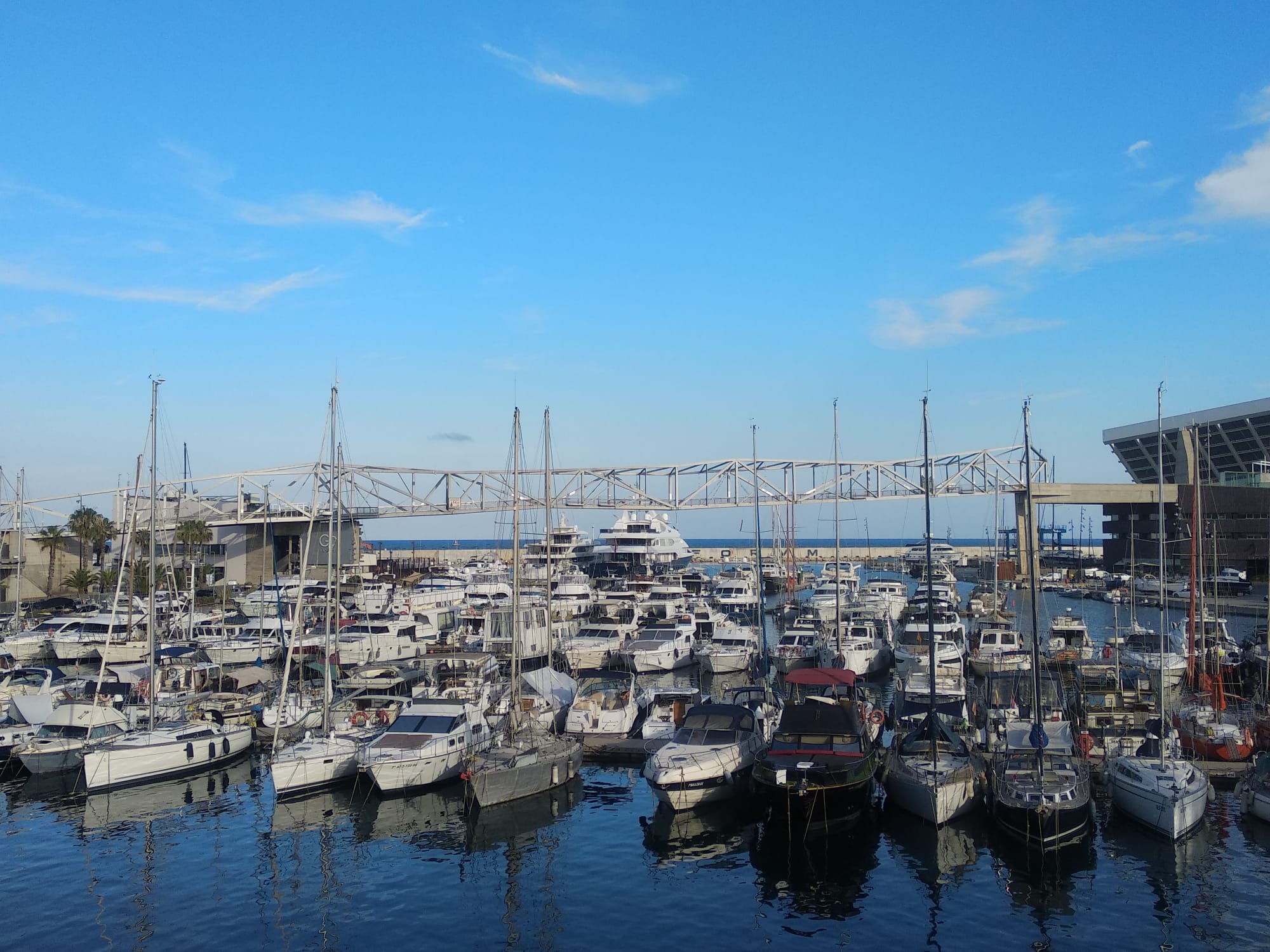 El pont que uneix Sant Adrià amb el recinte del Fòrum, sobre el Port Fòrum / Jordi Subirana