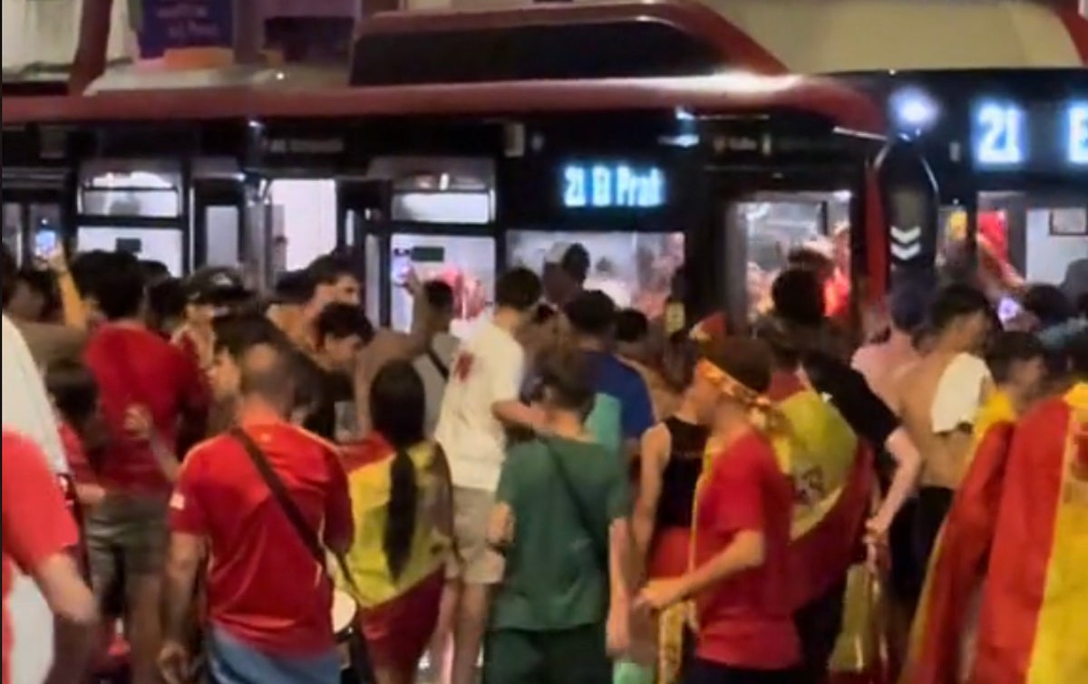Aficionats d'Espanya vandalitzen un autobús / TikToK