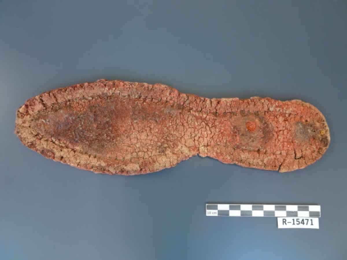 l Servei d’Arqueologia de Barcelona troba i restaura una sola de cautxú al refugi antiaeri de la Sagrera