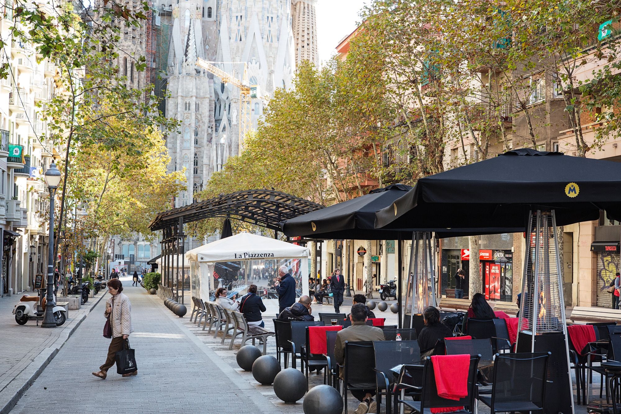 Terrasses de l'Avinguda de Gaudí amb la Sagrada Família al fons | Paola de Grenet / Ajuntament