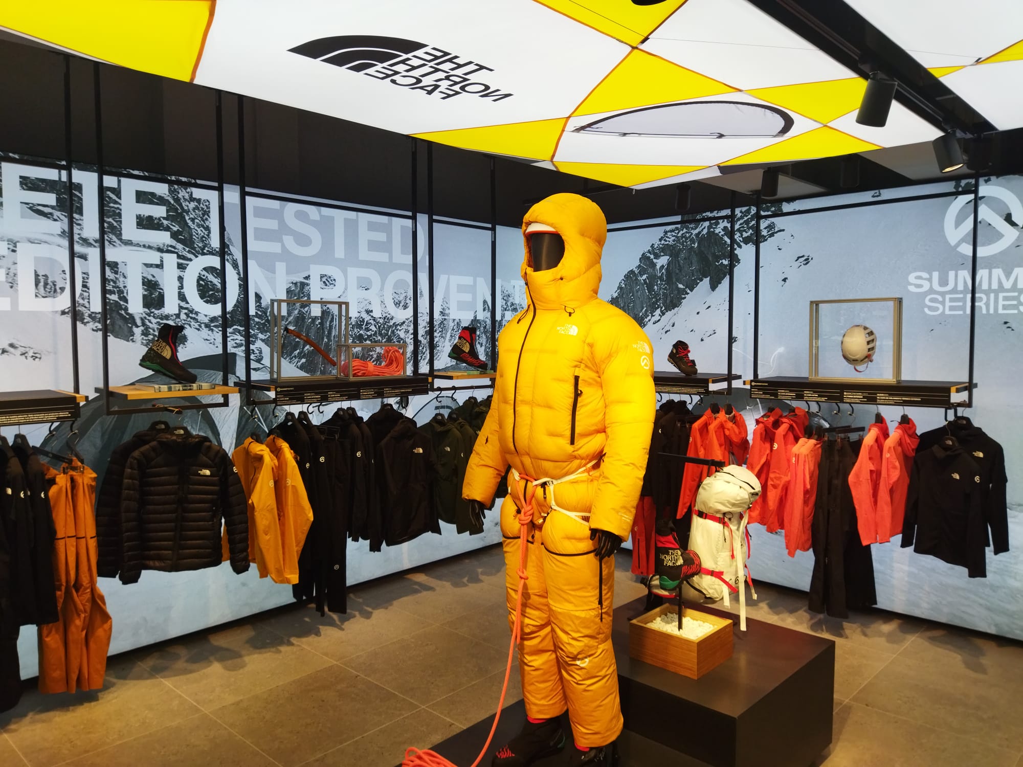 Un maniquí de la botiga de The North Face a Barcelona / Jordi Subirana