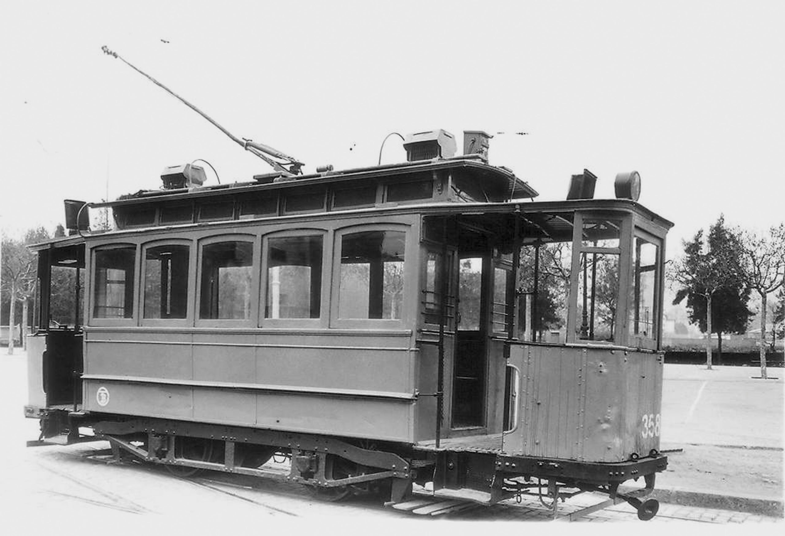 El tramvia 358 en funcionament pels carrers de Barcelona en una imatge d'arxiu / TMB