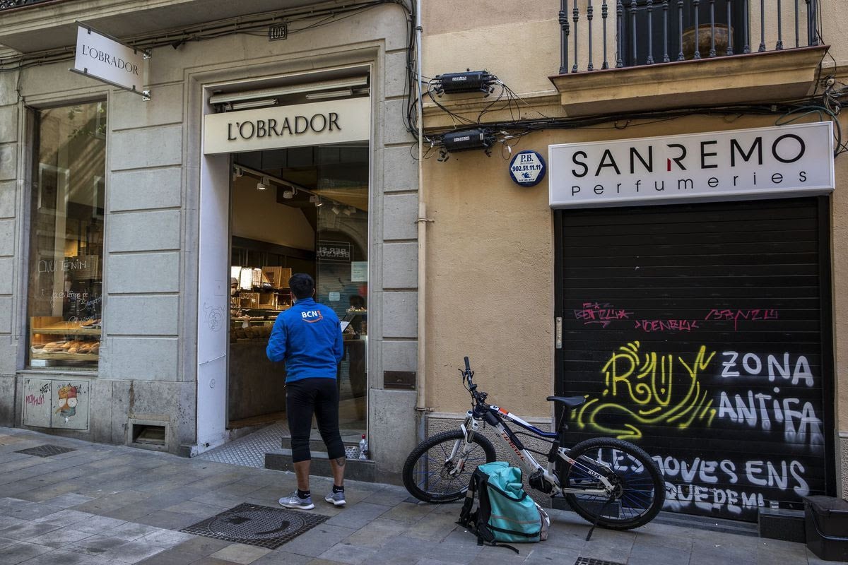 Un repartidor esperant per recollir una comanda | Ajuntament de Barcelona