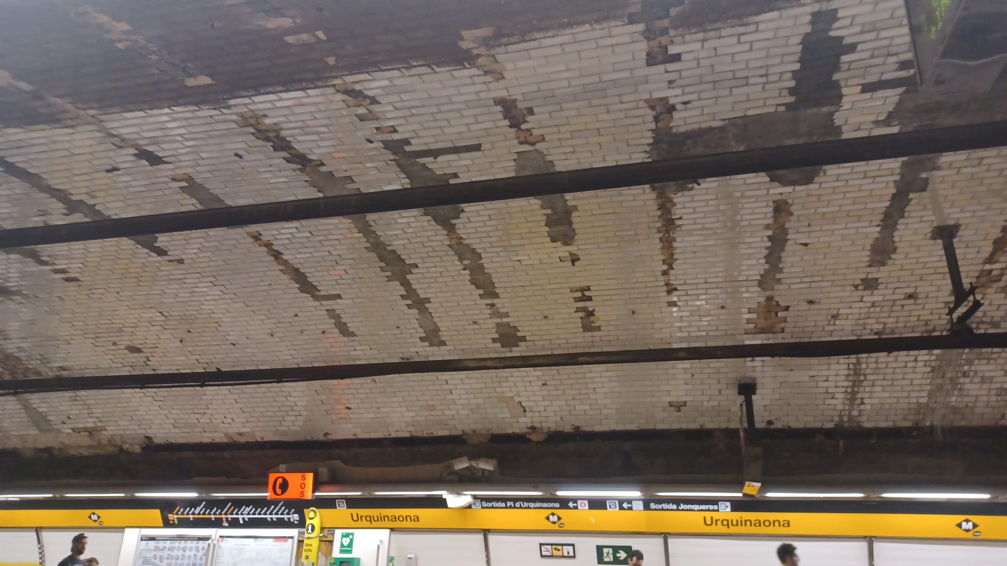 Estat actual del sostre original de l'estació d'Urquinaona del metro que ha quedat al descobert amb la retirada del fals sostre / Cedida per Manuel Marina