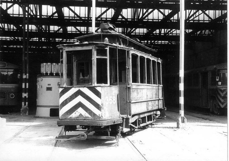 El tramvia 358 fotografiat a les cotxeres del carrer de la Diputació als anys setanta / Cedida
