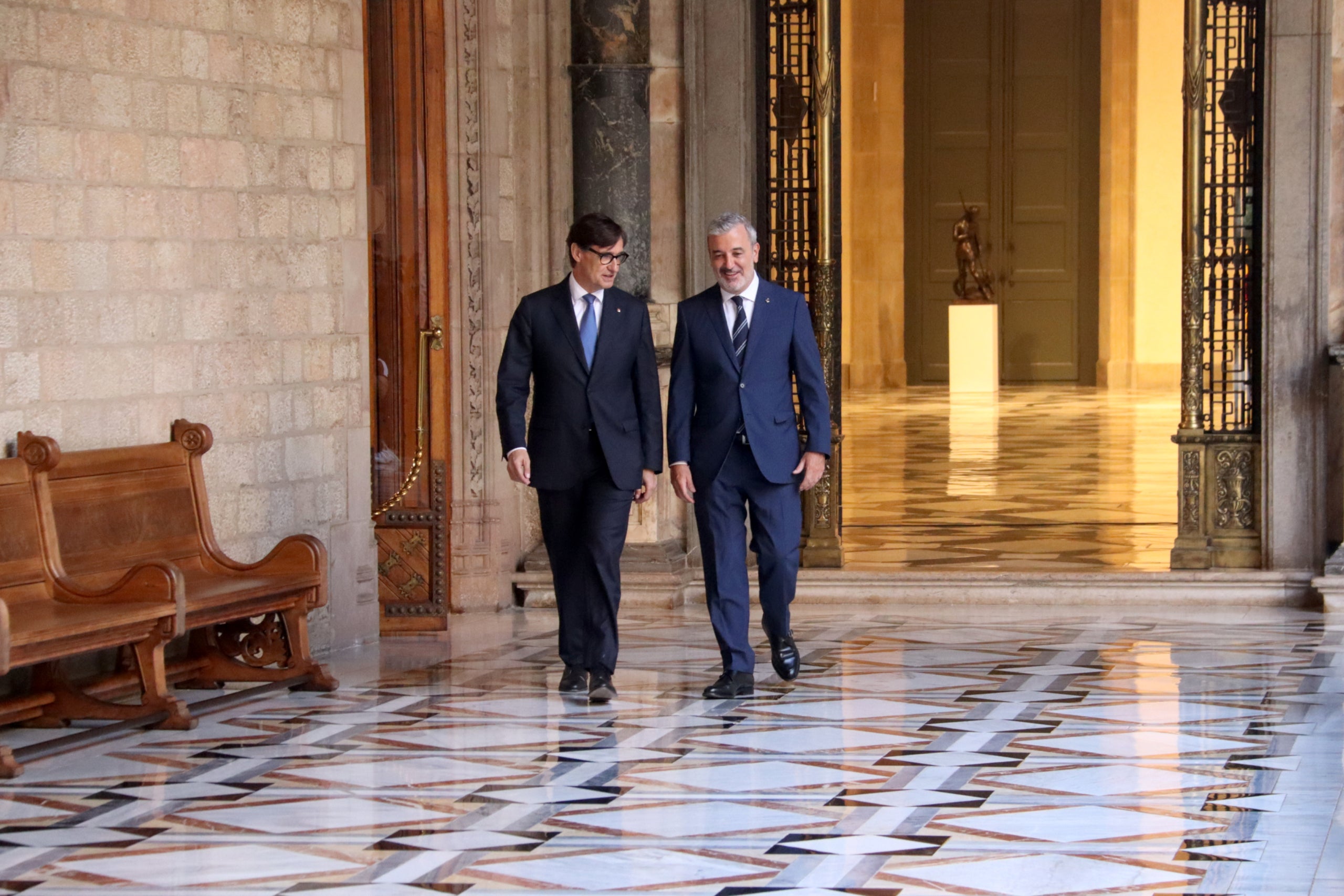 El president de la Generalitat, Salvador Illa, arriba amb l'alcalde de Barcelona, Jaume Collboni, a la galeria Gòtica / ACN (Arnau Martínez / Maria Pratdesaba)