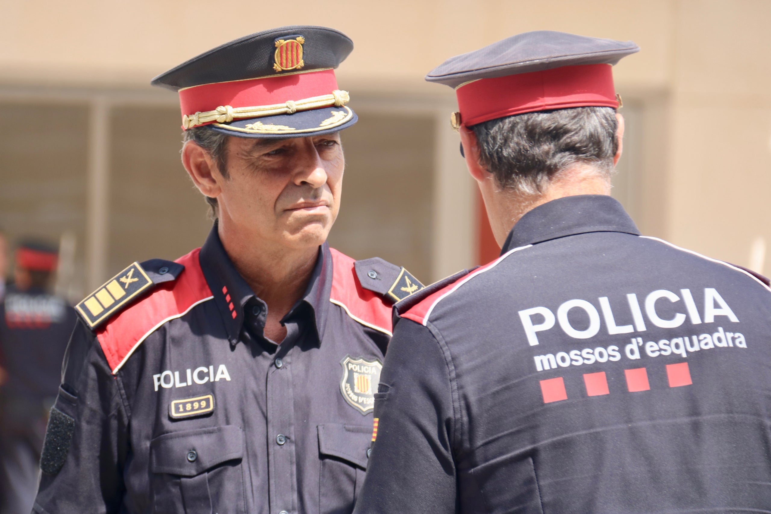 El major Josep Lluís Trapero, conversa amb el comissari en cap dels Mossos, Eduard Sallent, durant la visita institucional de Salvador Illa al Complex Central del cos / Albert Segura / ACN