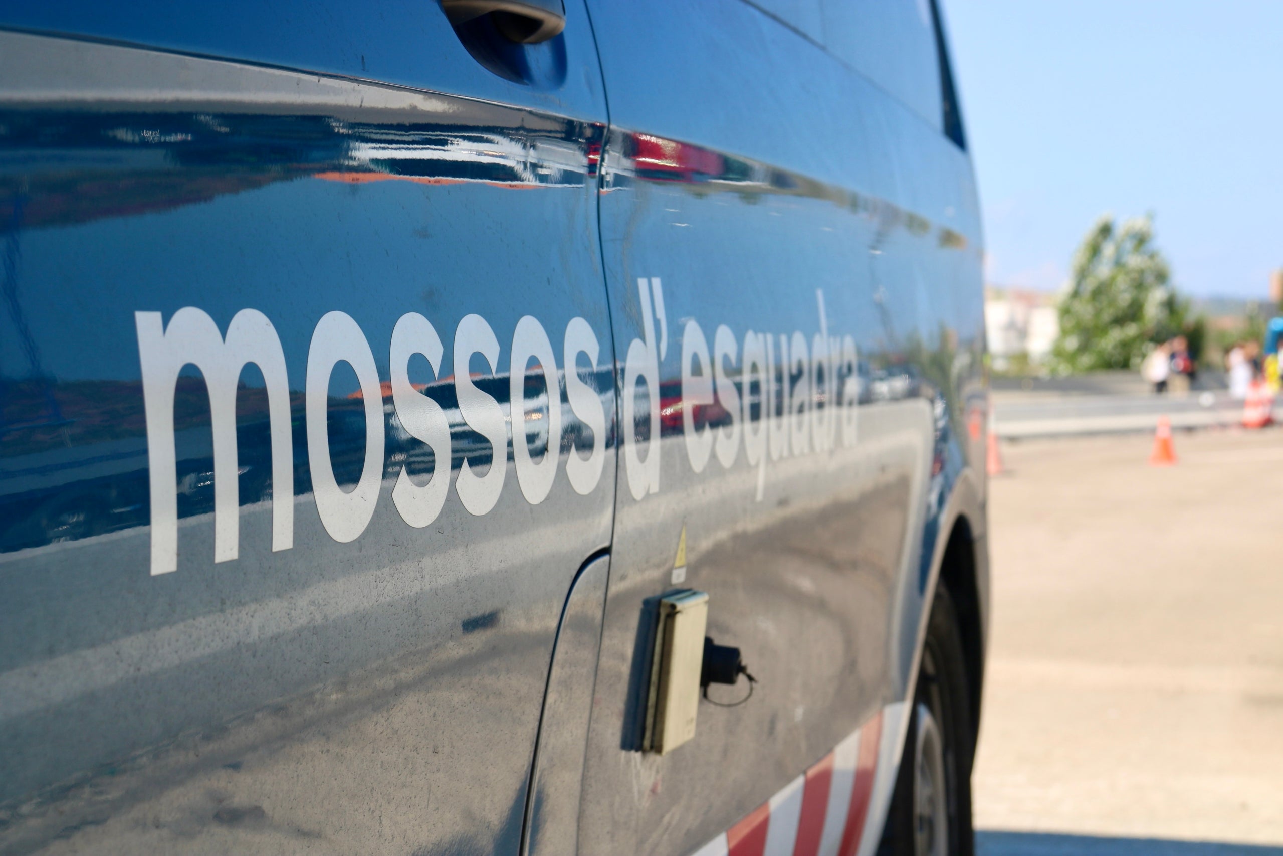 Lateral d'un cotxe dels Mossos d'Esquadra fent una patrulla durant el dia. | Albert Segura (ACN)