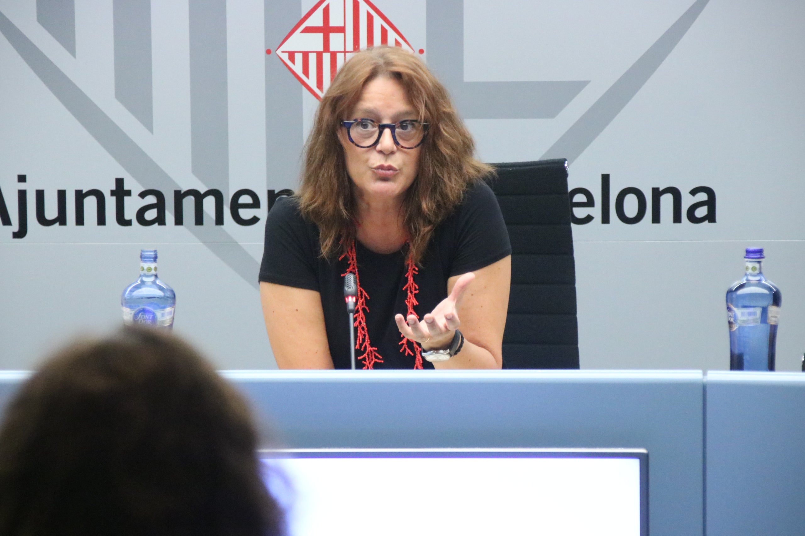 La primera tinenta d'alcaldia de Barcelona, i regidora del Districte de Gràcia, Laia Bonet, en una atenció de premsa | Imatge d'arxiu / Albert Hernàndez / ACN