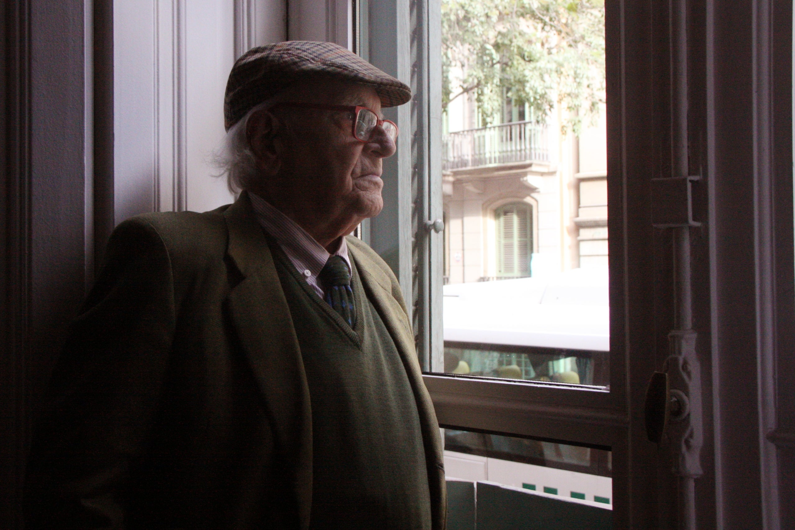 Plano general de Miguel Milá mirando por la ventana momentos antes de la presentación de su libro 'El esencial. El diseño y otras cosas de la vida'. | Inés Valverde (ACN)