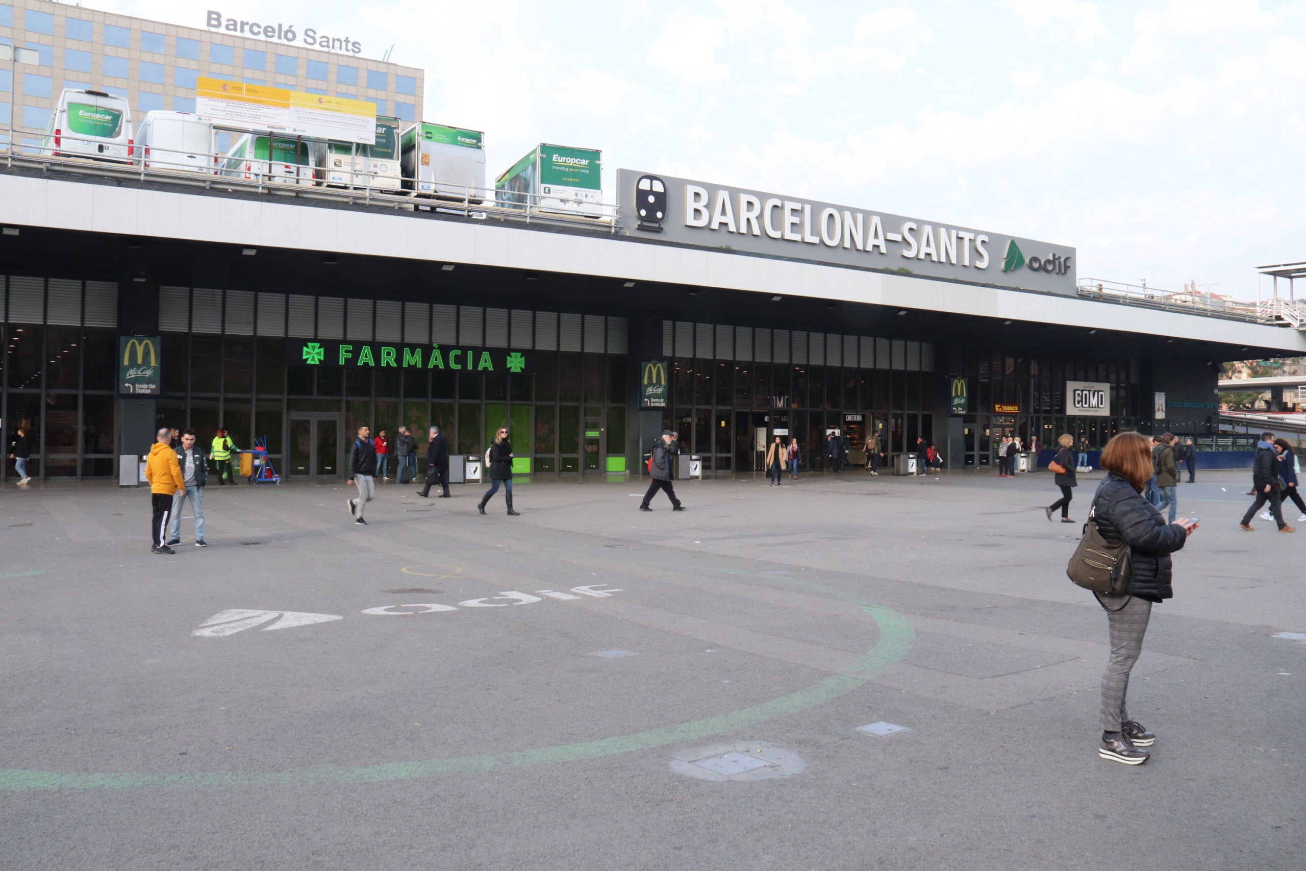 Pla obert de l'exterior de l'estació de tren de Sants, el 13 de març del 2020 (Horitzontal) | Aina Martí (ACN)