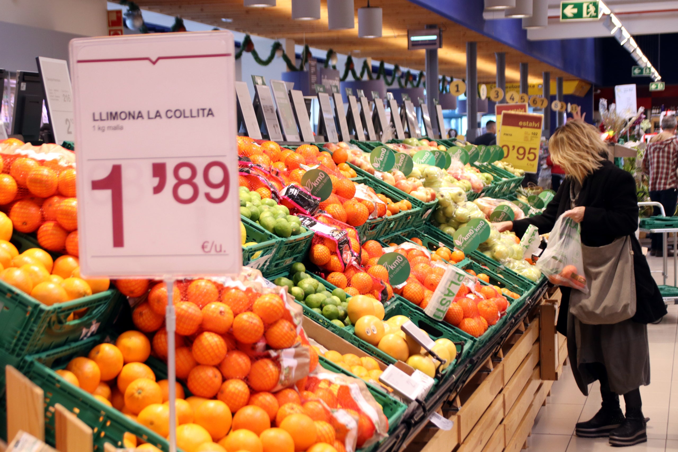Una dona compra en un supermercat en una imatge d'arxiu / Laura Busquets (ACN)