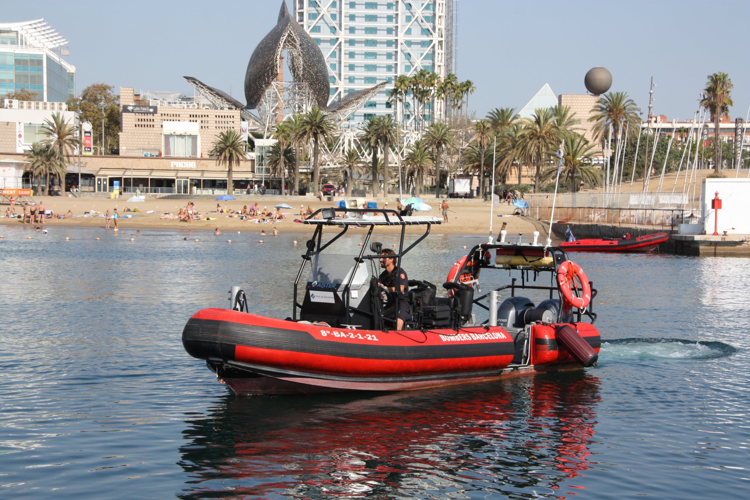 Una de les embarcacions dels Bombers al local del Port Olímpic / ACN