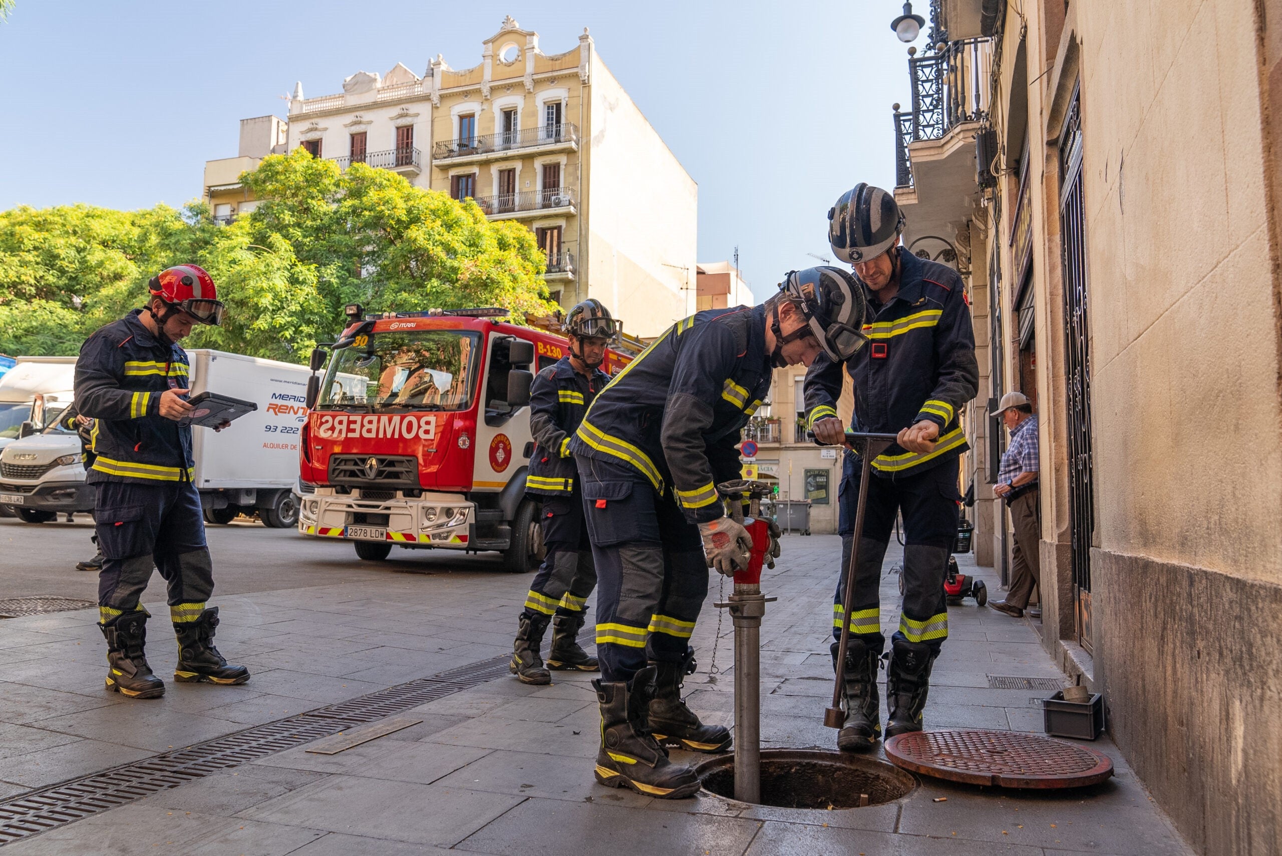Bombers de Barcelona revisen hidrants pels carrers de Gràcia | Ajuntament