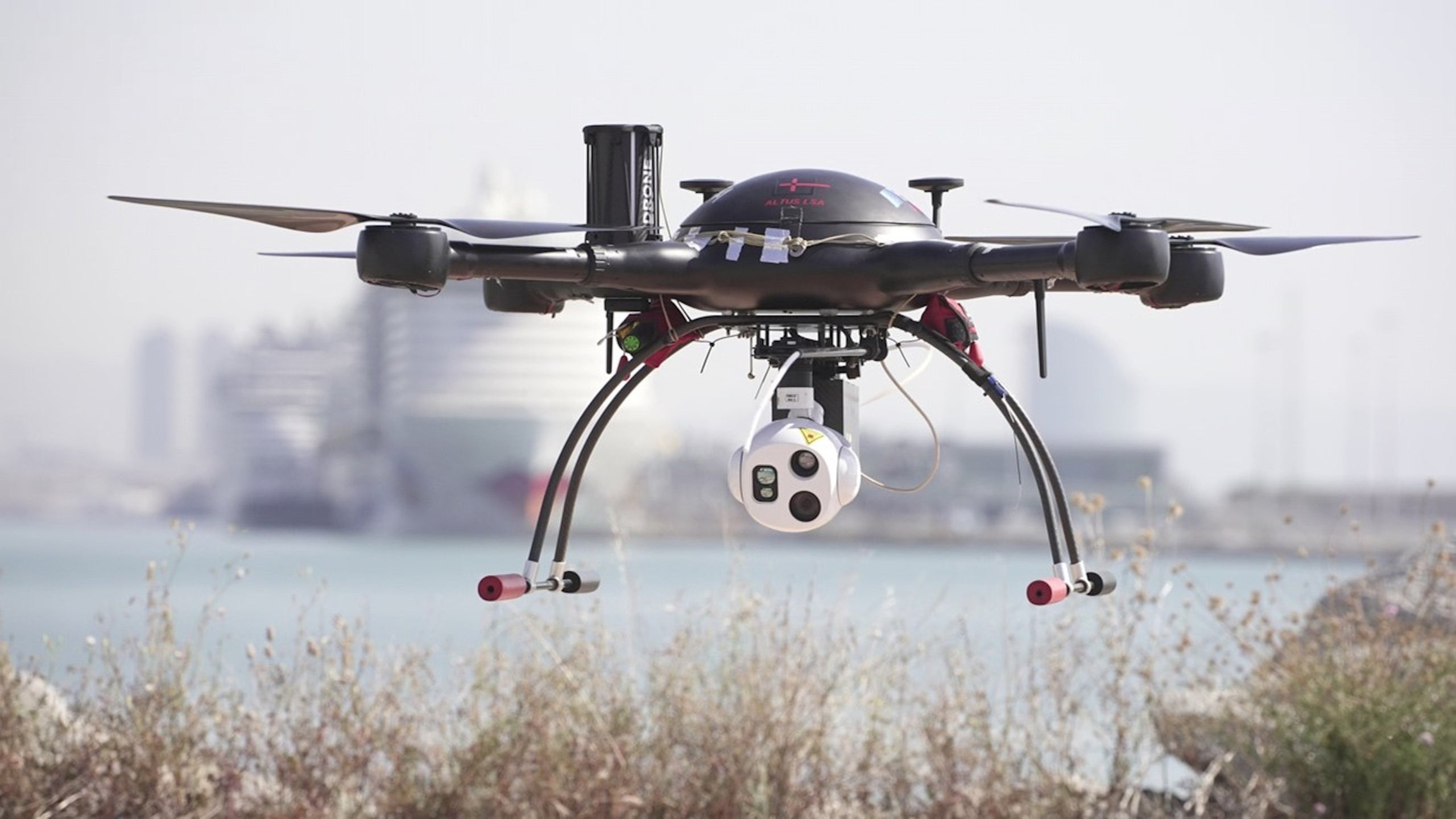 Un dron controla les emissions contaminants i possibles abocaments dels vaixells del recinte del Port de Barcelona / Cedida a l'ACN pel Port de Barcelona