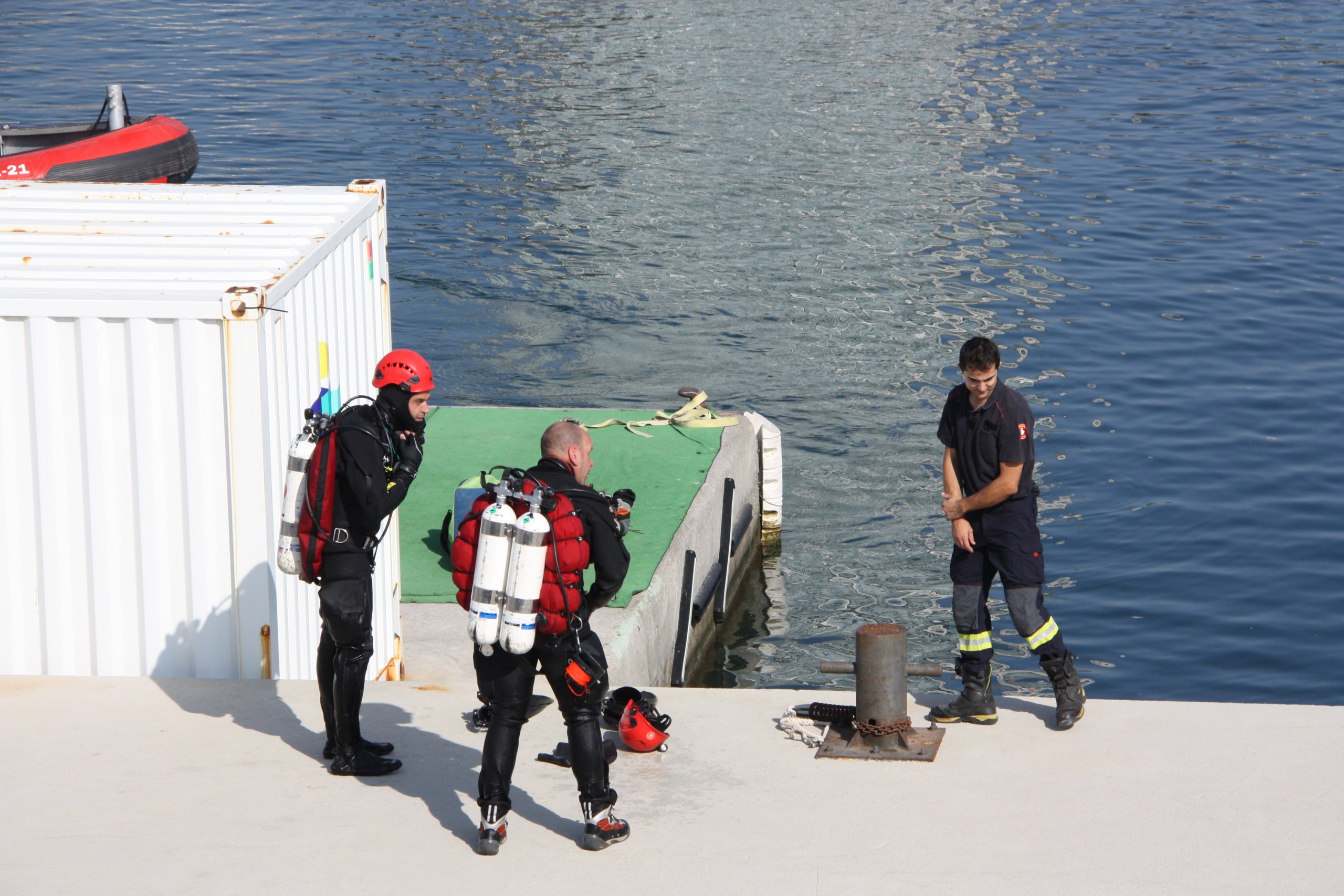 Tres bombers treballant al nou local del Port Olímpic / ACN