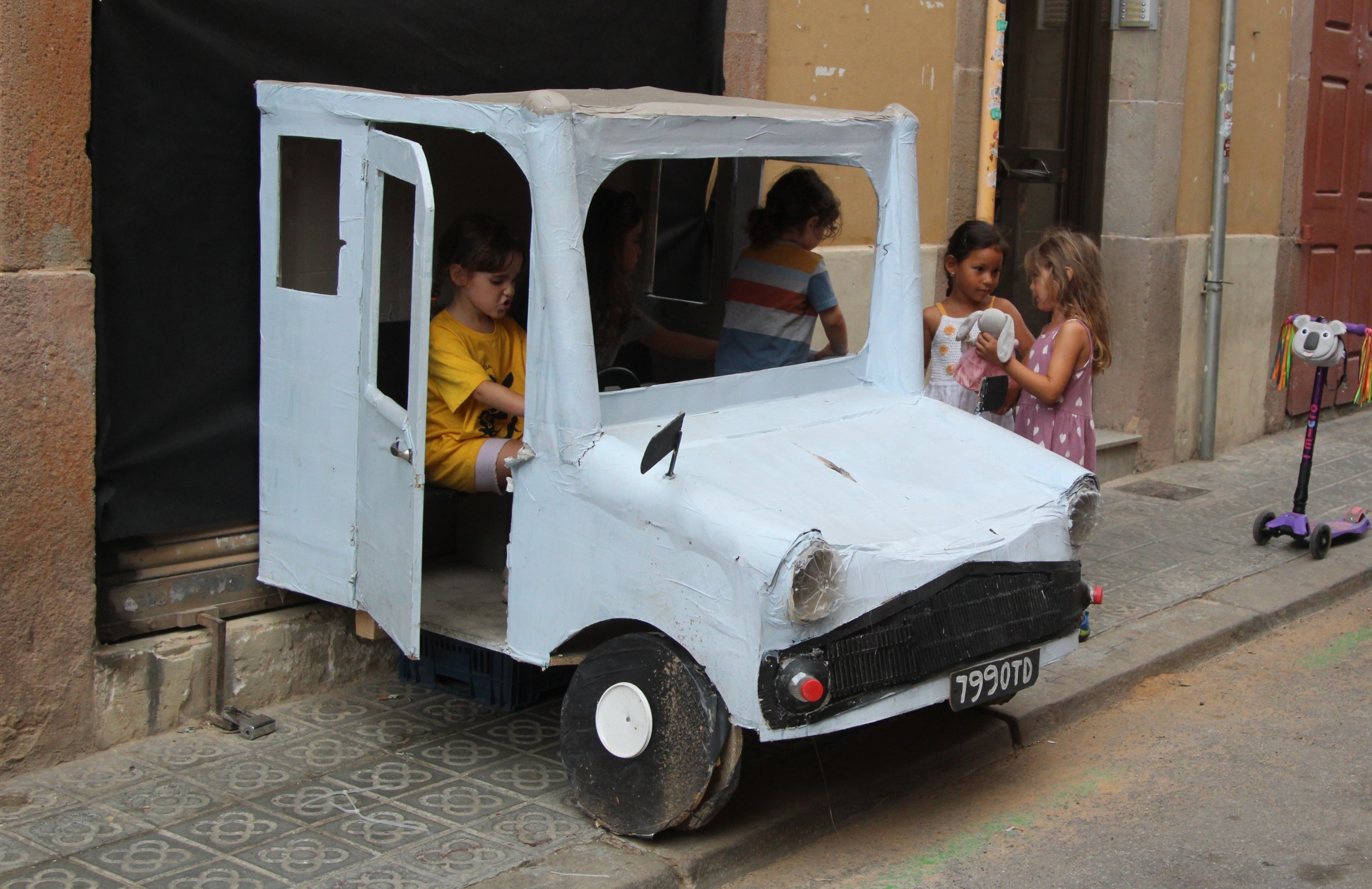Un dels escenaris del carrer d'Alcolea de Dalt, un dels participants del concurs de guarnits de Sants / A.R.