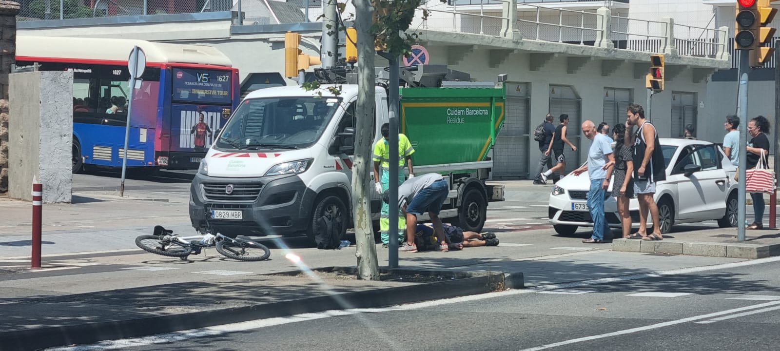 El ciclista, ferit, després de l'accident amb el camió de la neteja / Cedida-Eva Martín 