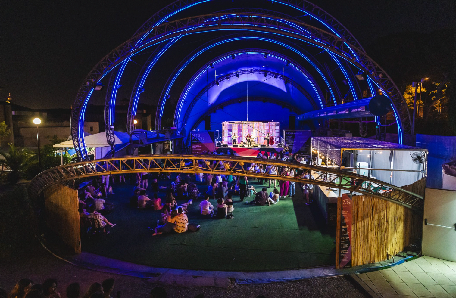 Tornen les Nits en Viu del Poble Espanyol, amb 25 bandes dalt de l'escenari