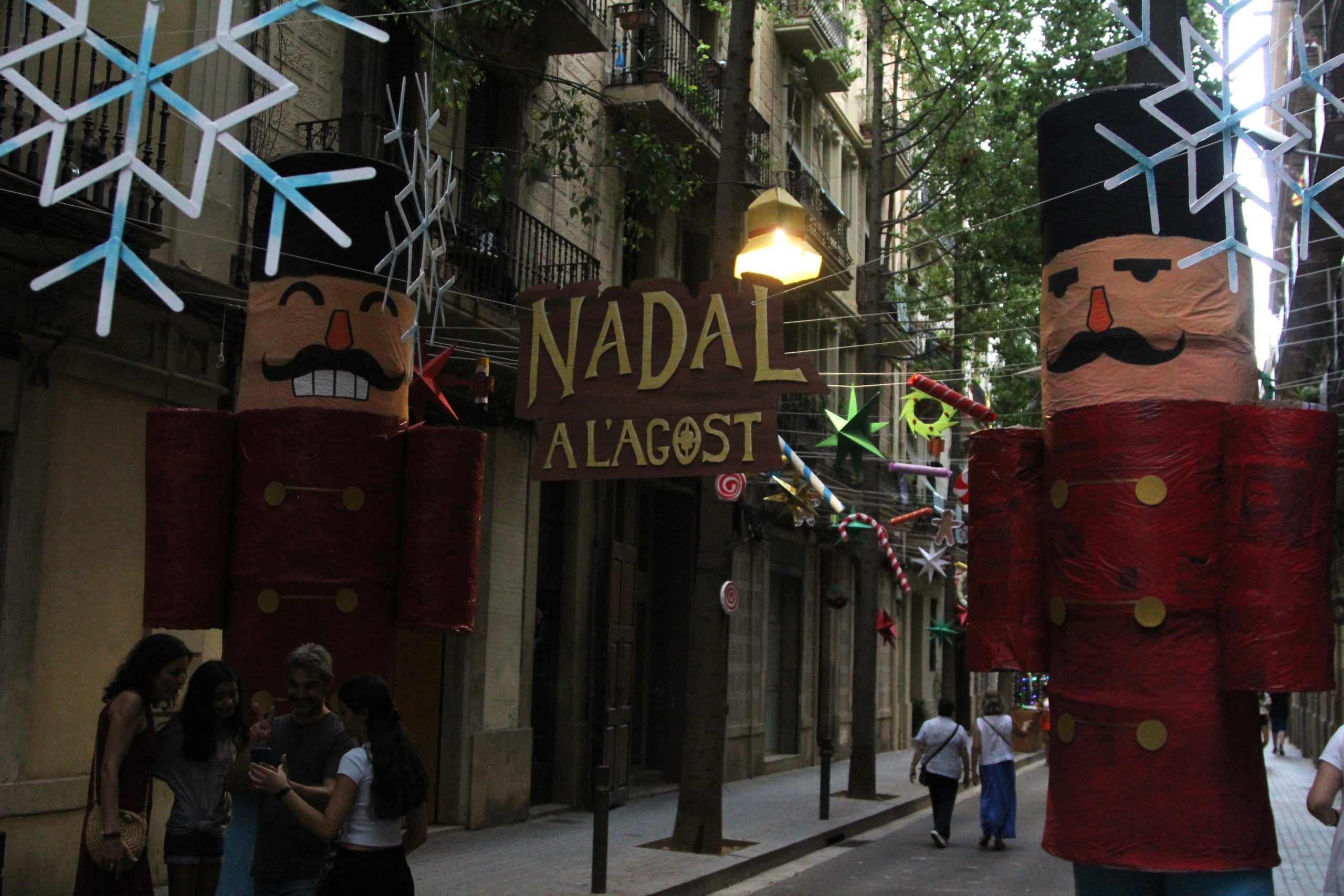 Un dels escenaris decorats del carrer de Finlàndia, guanyador del concurs de guarnits de Sants / A.R.
