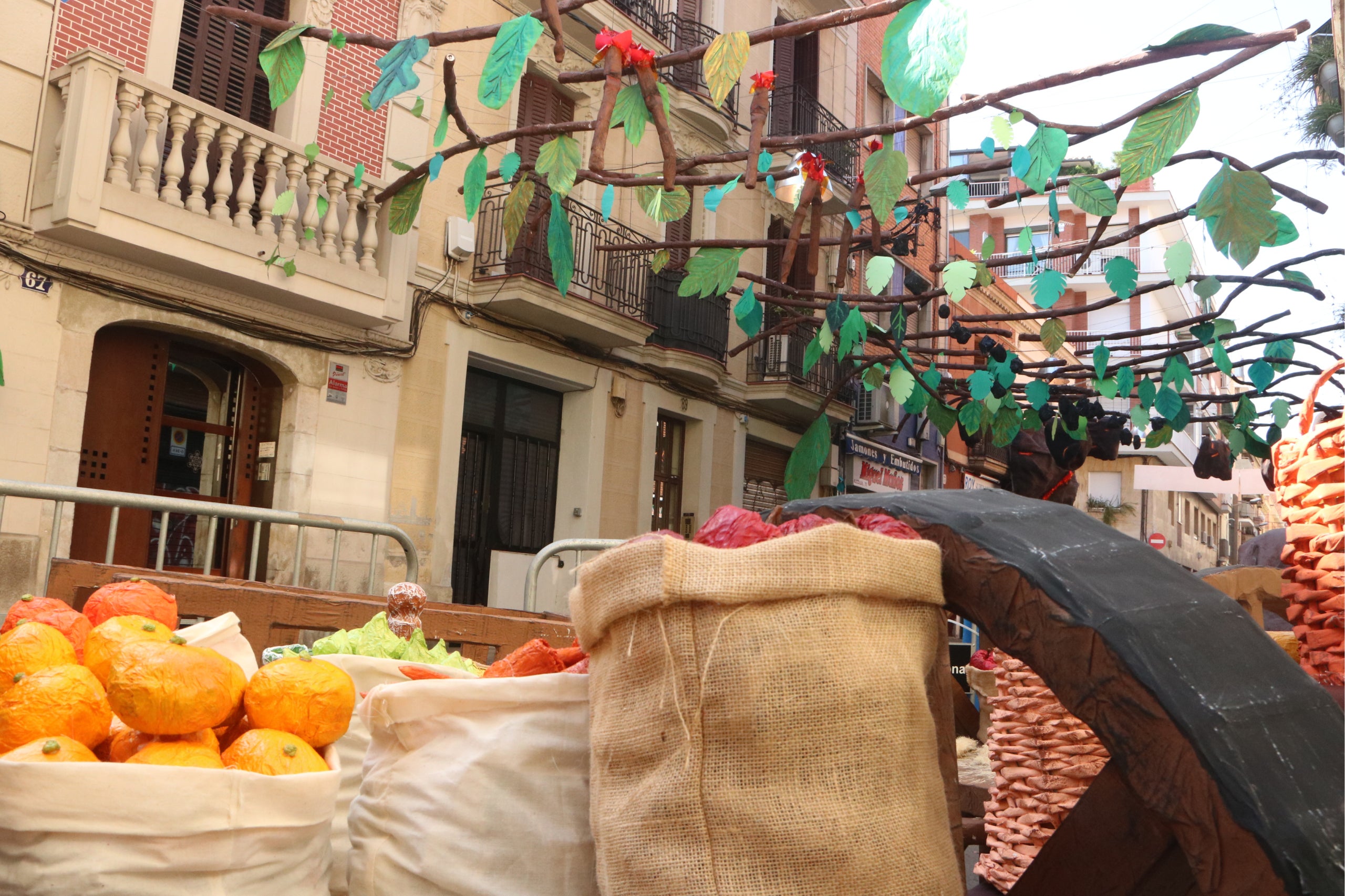 Un carrer guarnit al barri de Sants, l'any 2023 / ACN-Ariadna Comas