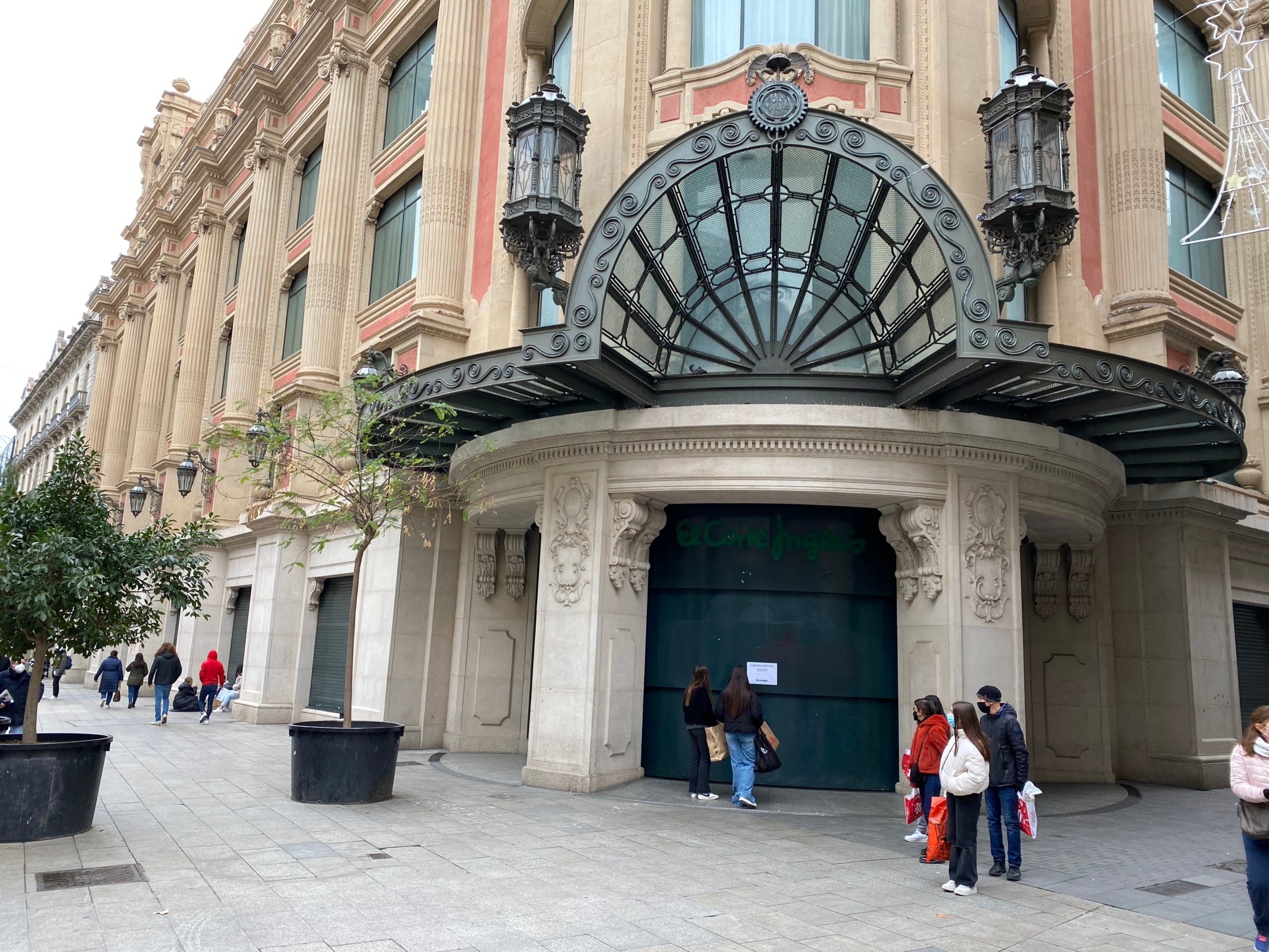 Compradors, a les portes d'El Corte Inglés del Portal de l'Àngel, durant les rebaixes del 2021 / ACN-Marta Casado