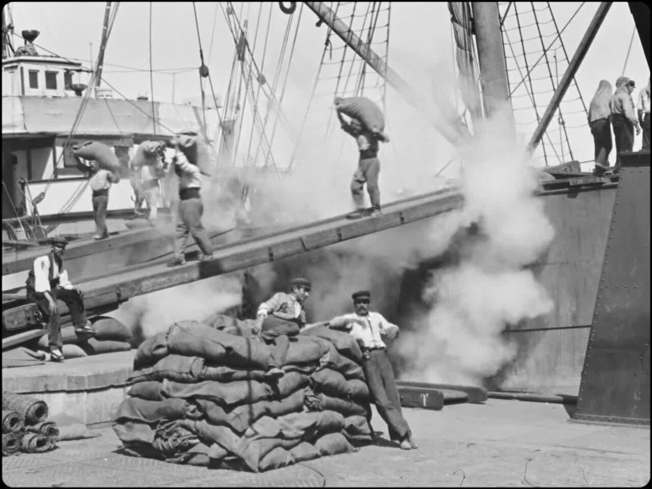 Fotograma de la peça Déchargement d'un navire (Descàrrega d'un vaixell, en francès) filmada per Alexandre Promio l'any 1896 al Port de Barcelona / Catalogue Lumière
