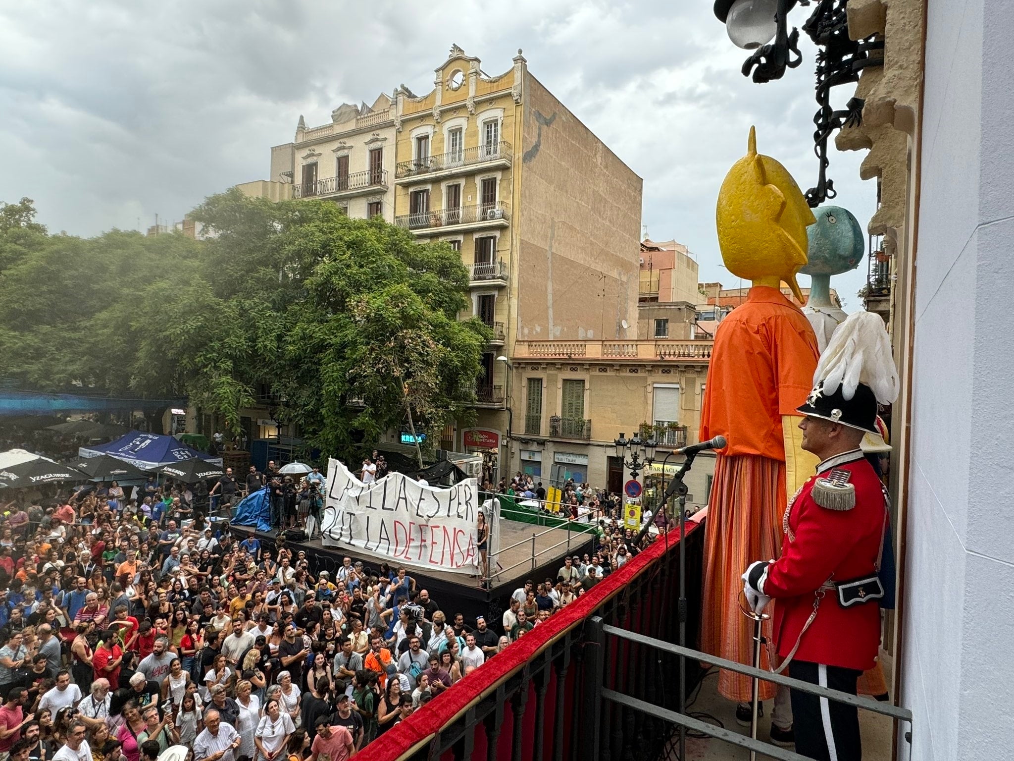El pregó de la Festa Major de Gràcia de Barcelona on els 'gegantons' han dedicat el pregó a la crisi de l'habitatge / Europa Press