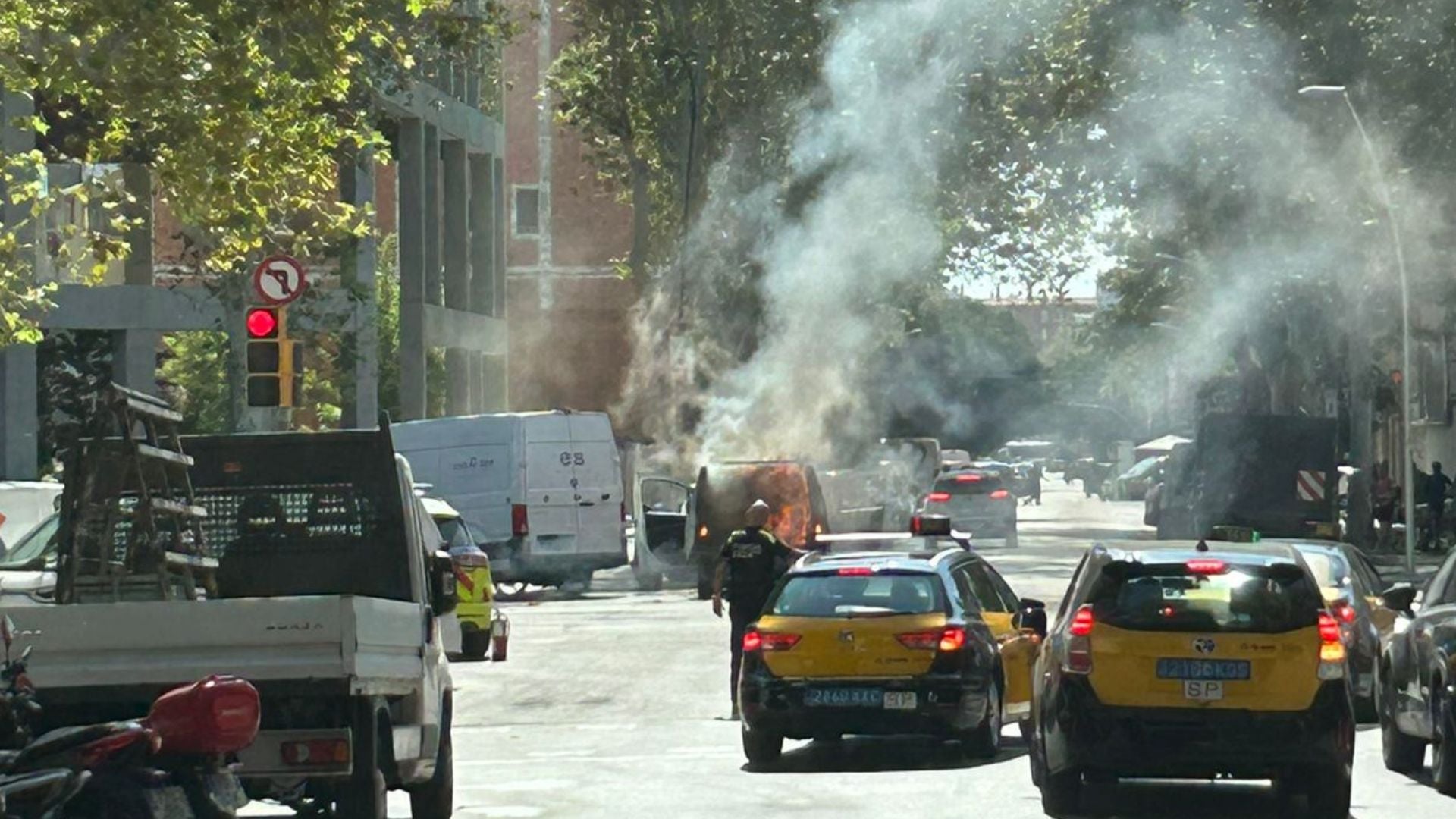 La furgoneta, cremant-se, al Poblenou / Cedida-betevé