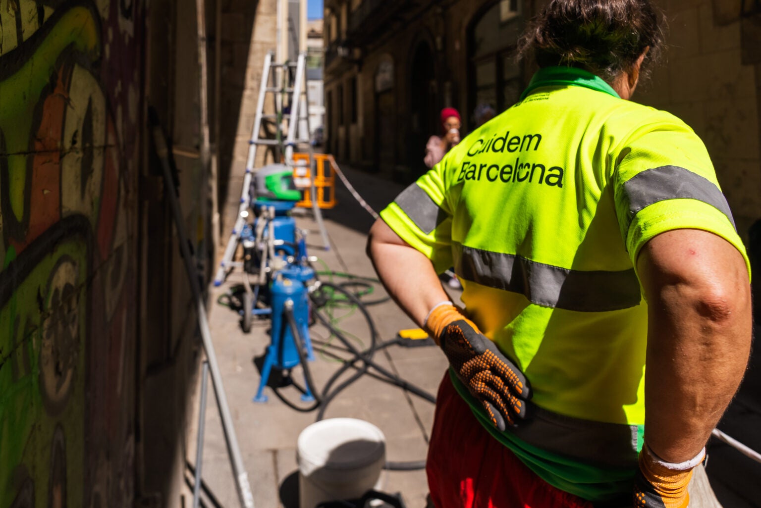 Imatge d'una persona netejant els carrers de Barcelona / Cedida