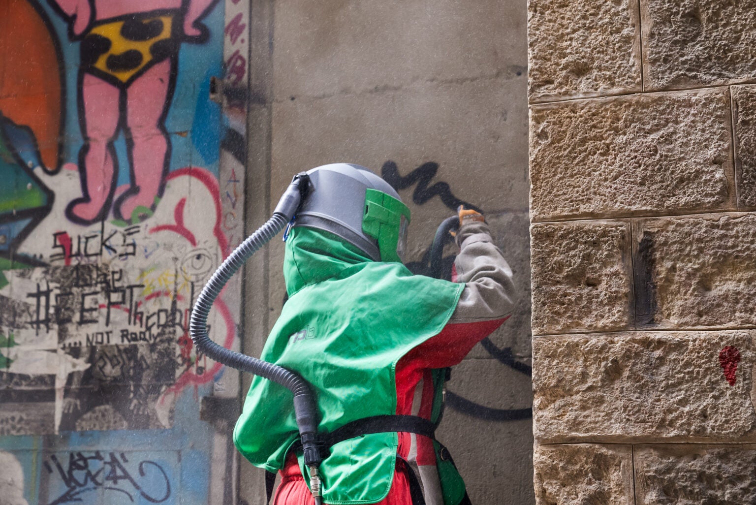 Imatge d'una persona netejant els grafitis dels carrers de Barcelona / Cedida