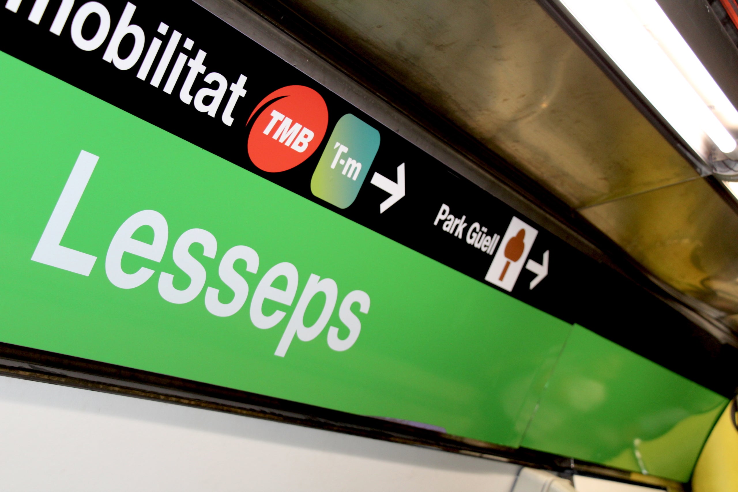 Detall de les andanes de l'estació de Lesseps de la línia L3 del metro / Gabriel González